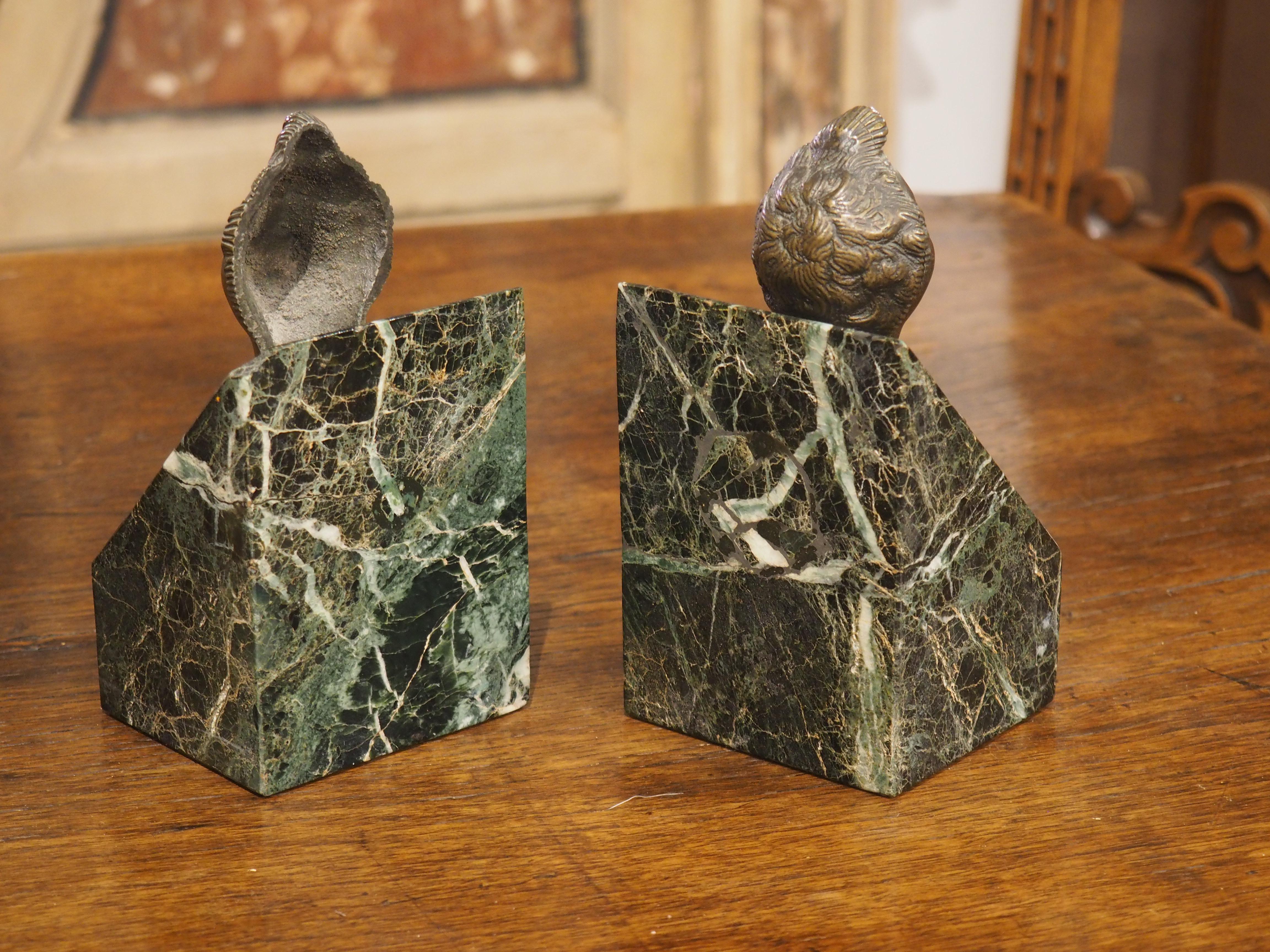 Inizio XVIII secolo Coppia di teste di putti in bronzo patinato francese su plinti di marmo verde mare, C.C. in vendita