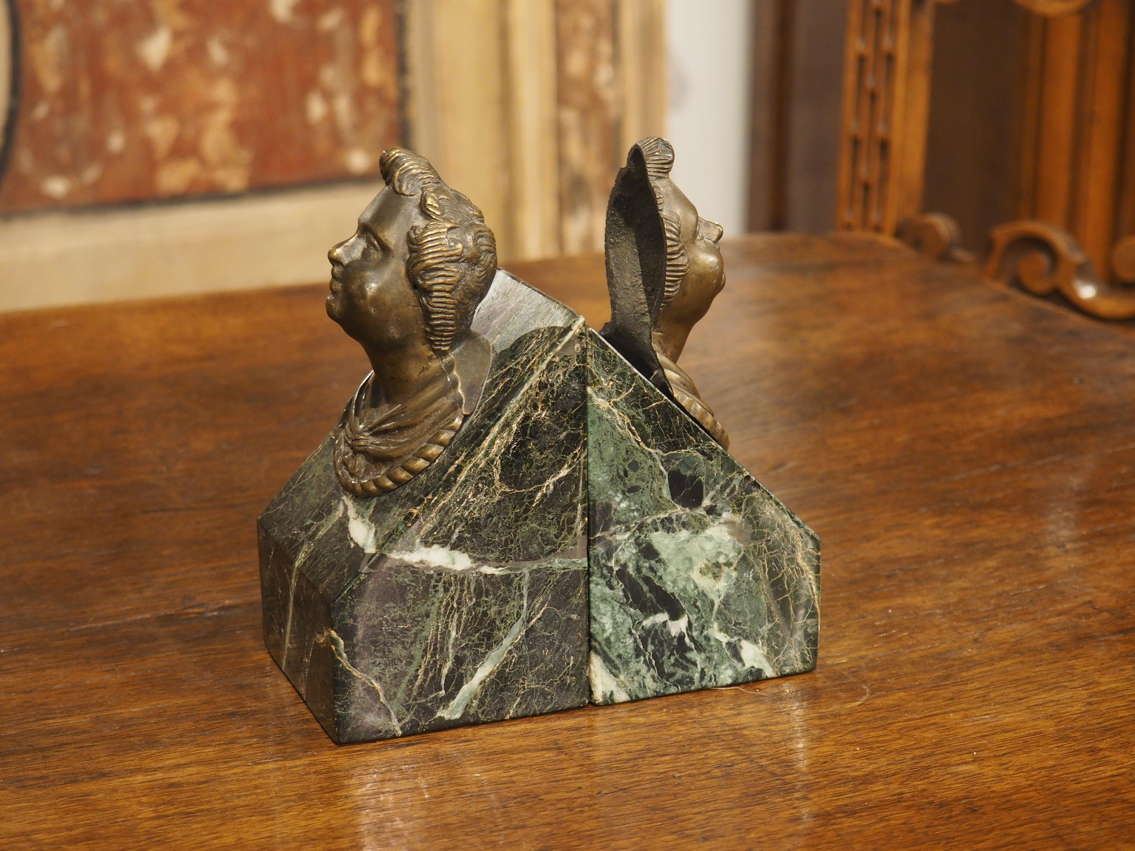 Coppia di teste di putti in bronzo patinato francese su plinti di marmo verde mare, C.C. in vendita 2
