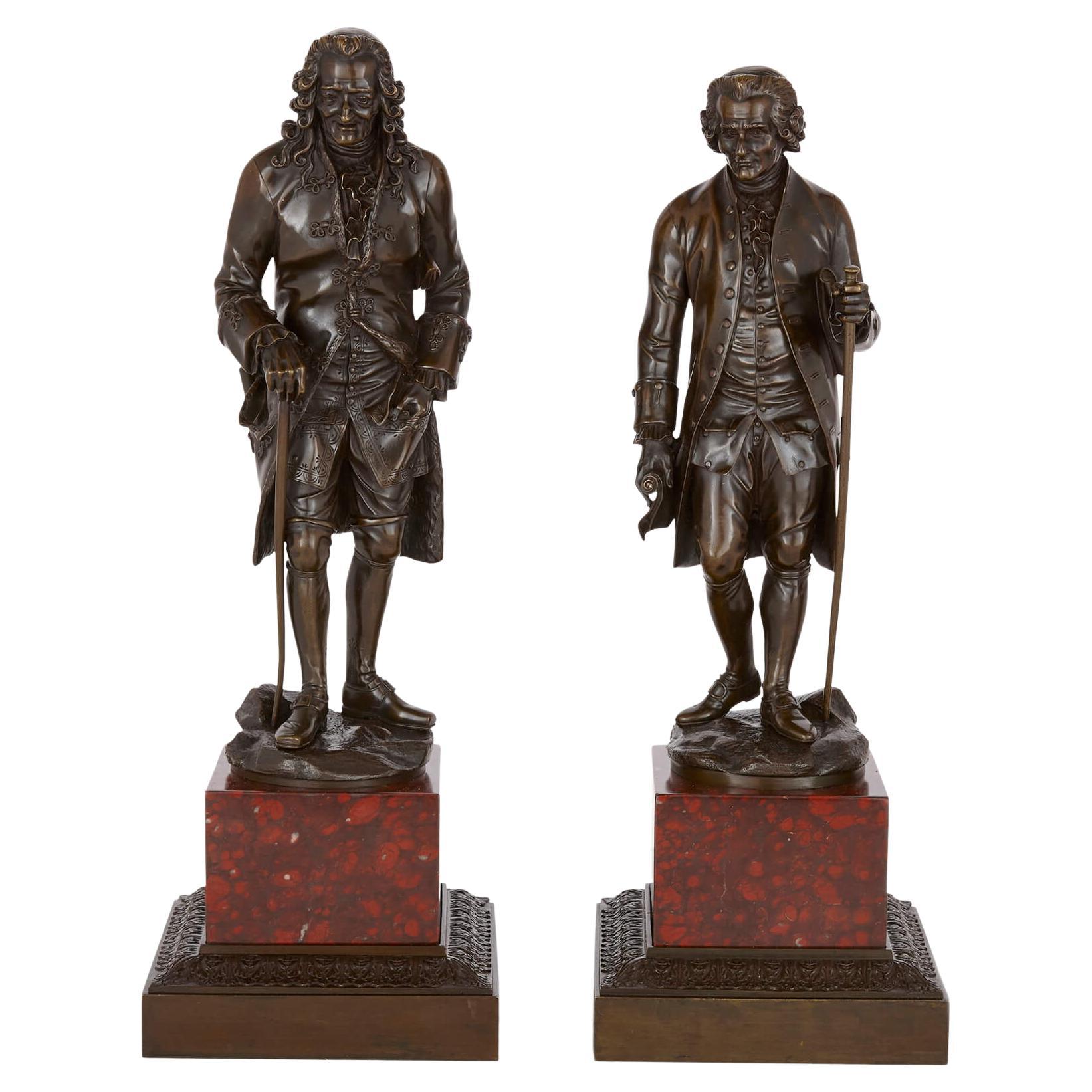 Paire de sculptures françaises en bronze patiné représentant Voltaire et Rousseau