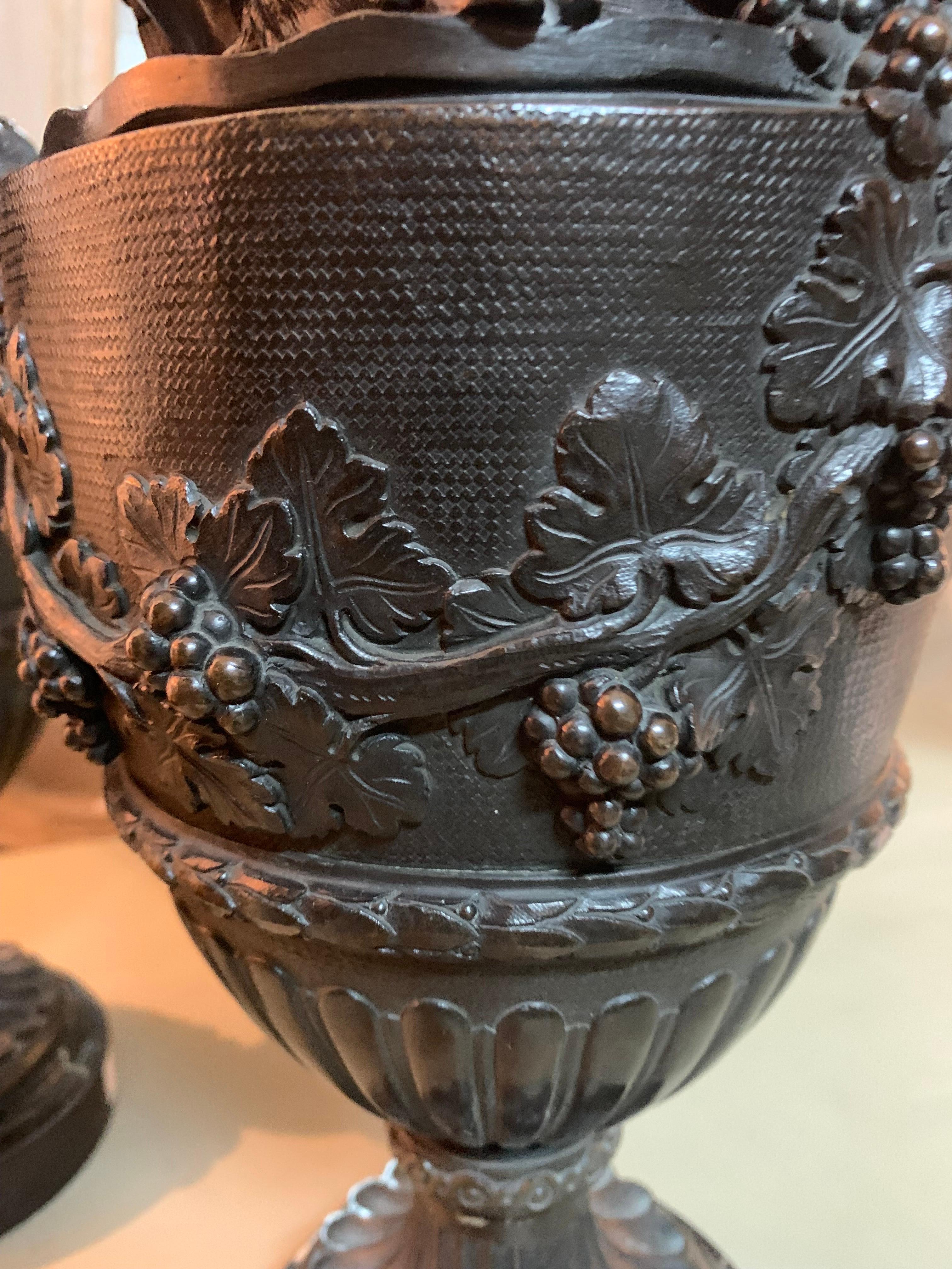 Paar französische Vasen aus patinierter Bronze im Clodion-Stil mit Urnen im Angebot 4