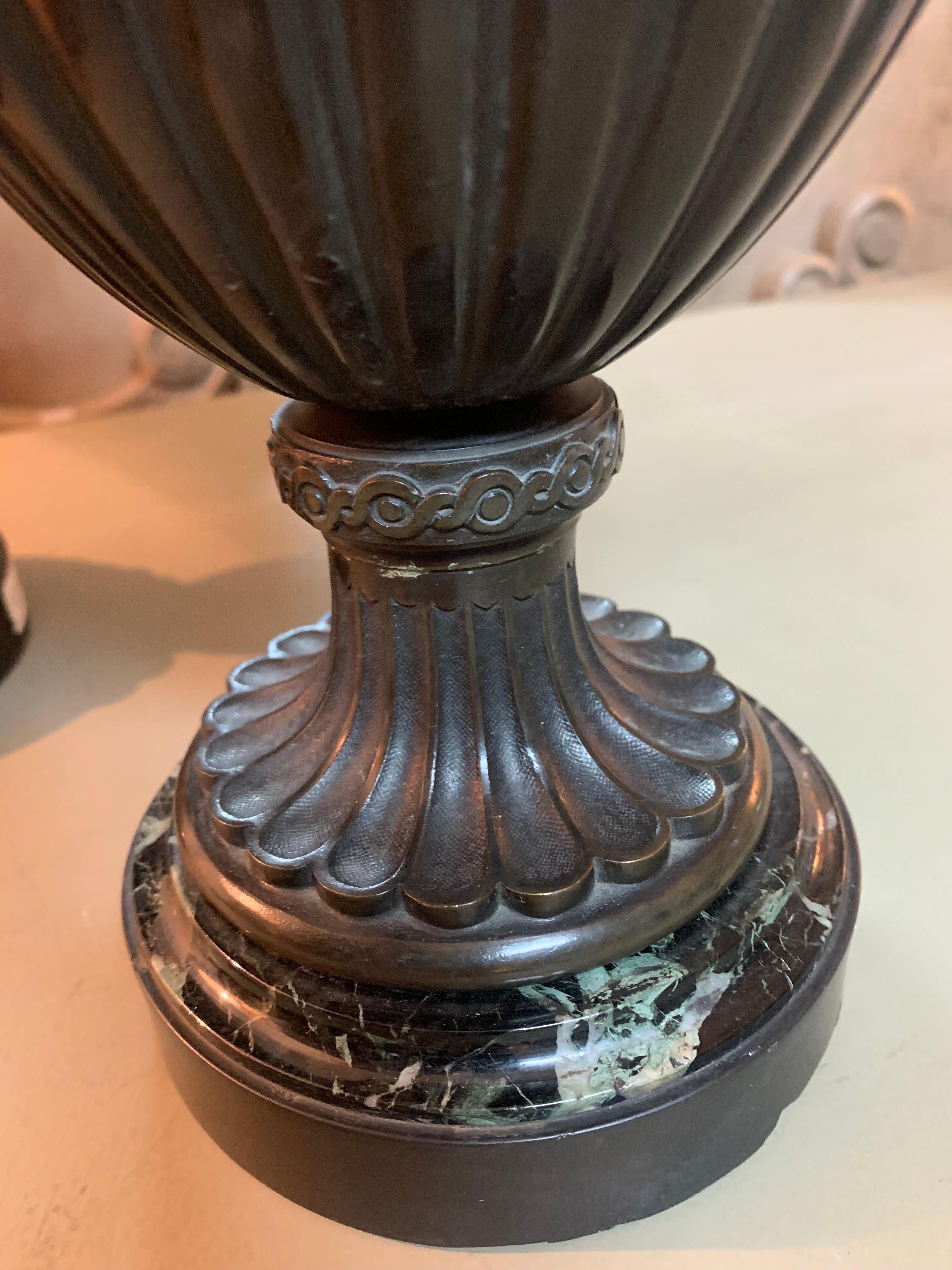 Paar französische Vasen aus patinierter Bronze im Clodion-Stil mit Urnen im Angebot 5