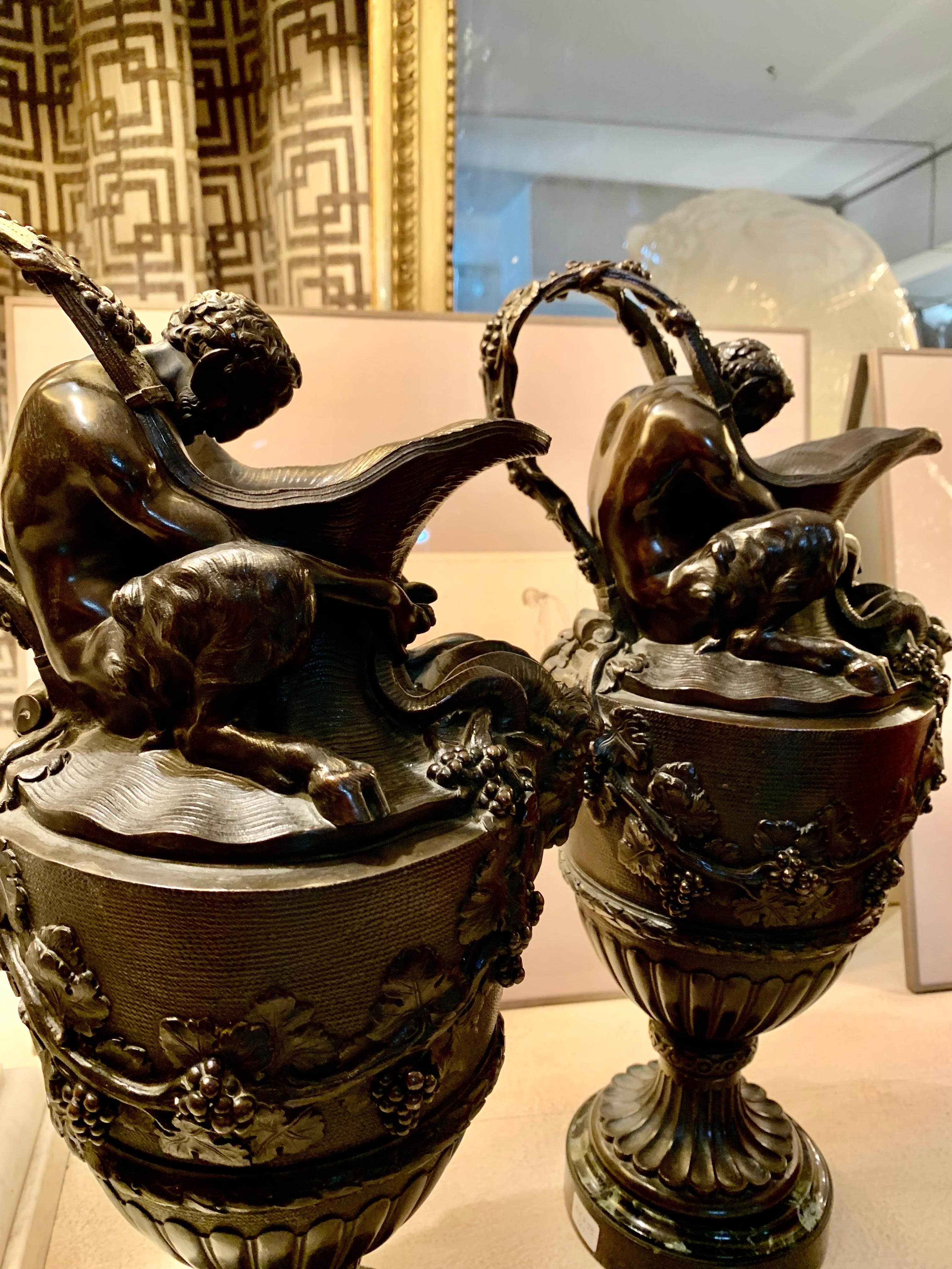 Paar französische Vasen aus patinierter Bronze im Clodion-Stil mit Urnen im Angebot 9