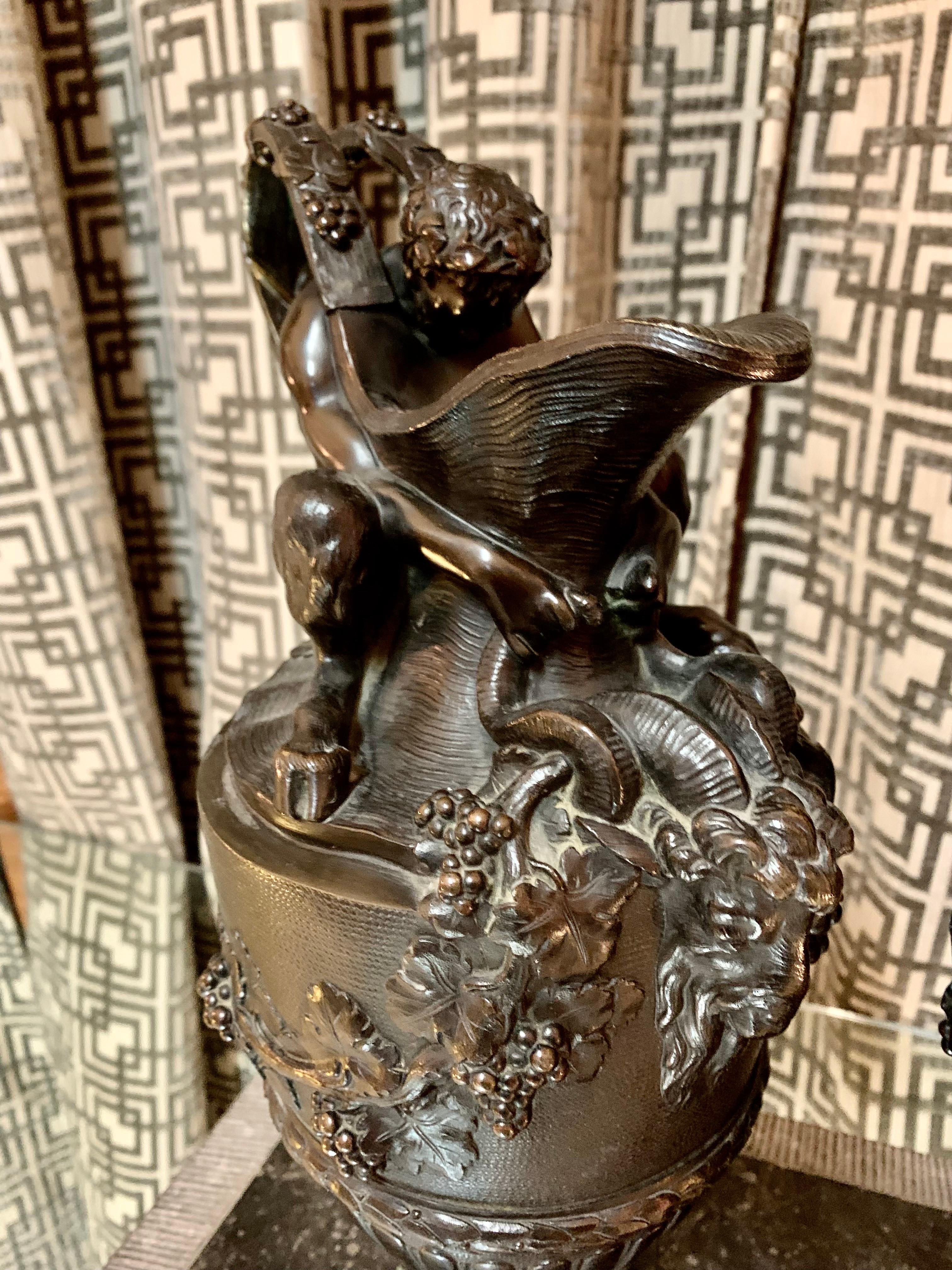Paar französische Vasen aus patinierter Bronze im Clodion-Stil mit Urnen (Patiniert) im Angebot
