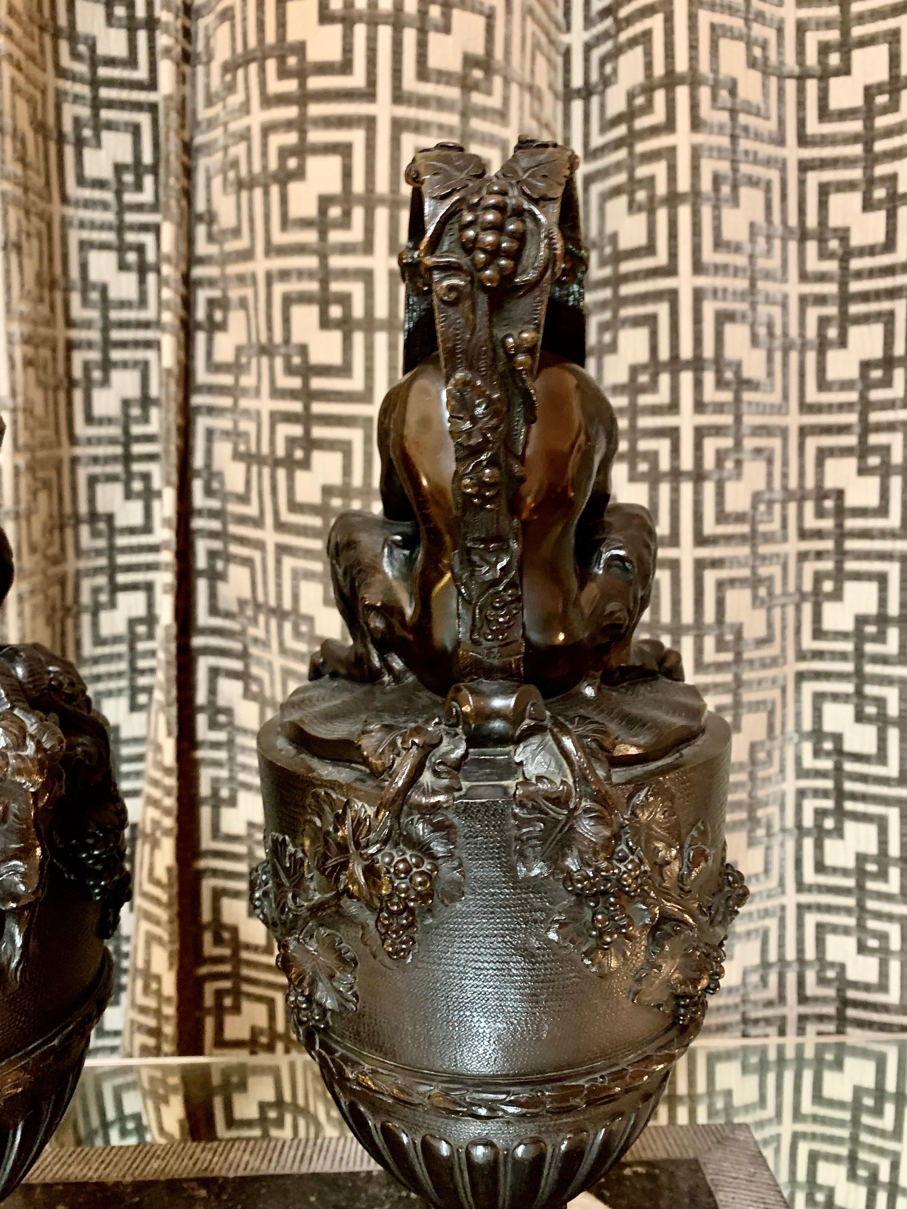 Paar französische Vasen aus patinierter Bronze im Clodion-Stil mit Urnen (19. Jahrhundert) im Angebot