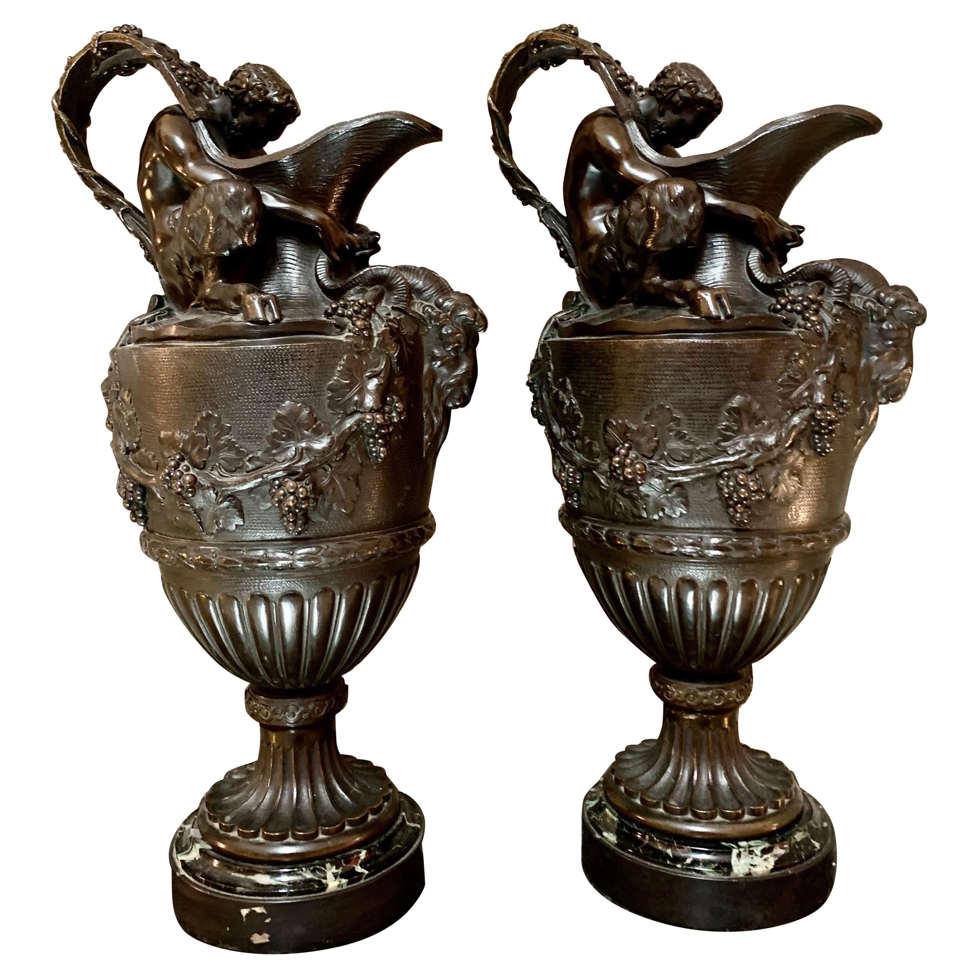 Paire de vases-urnes en bronze patiné de style Clodion français