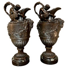 Paire de vases-urnes en bronze patiné de style Clodion français