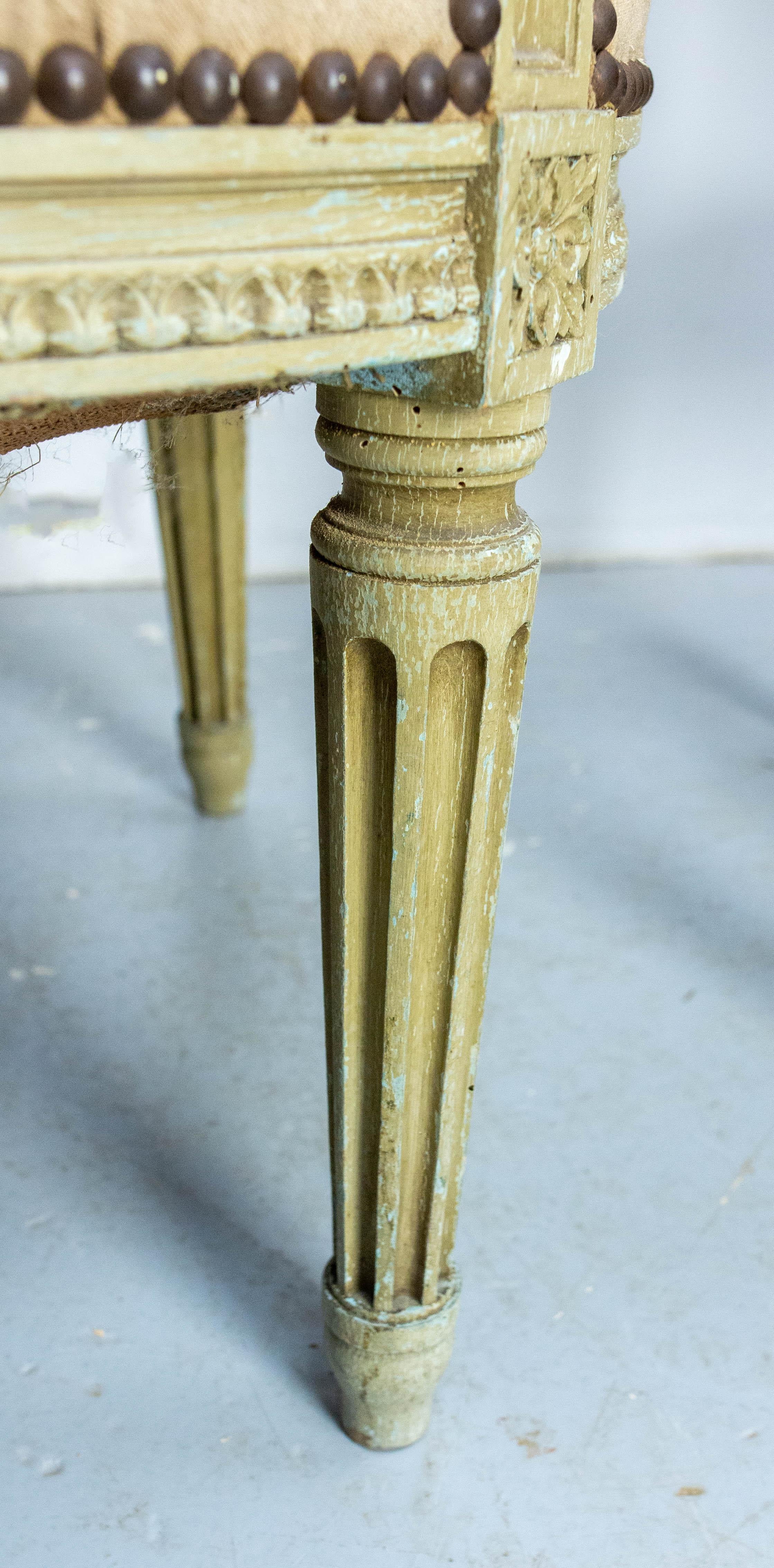 Coppia di poltrone aperte francesi patinate Luigi XVI Medaglione Fauteuils circa 1900 in vendita 7