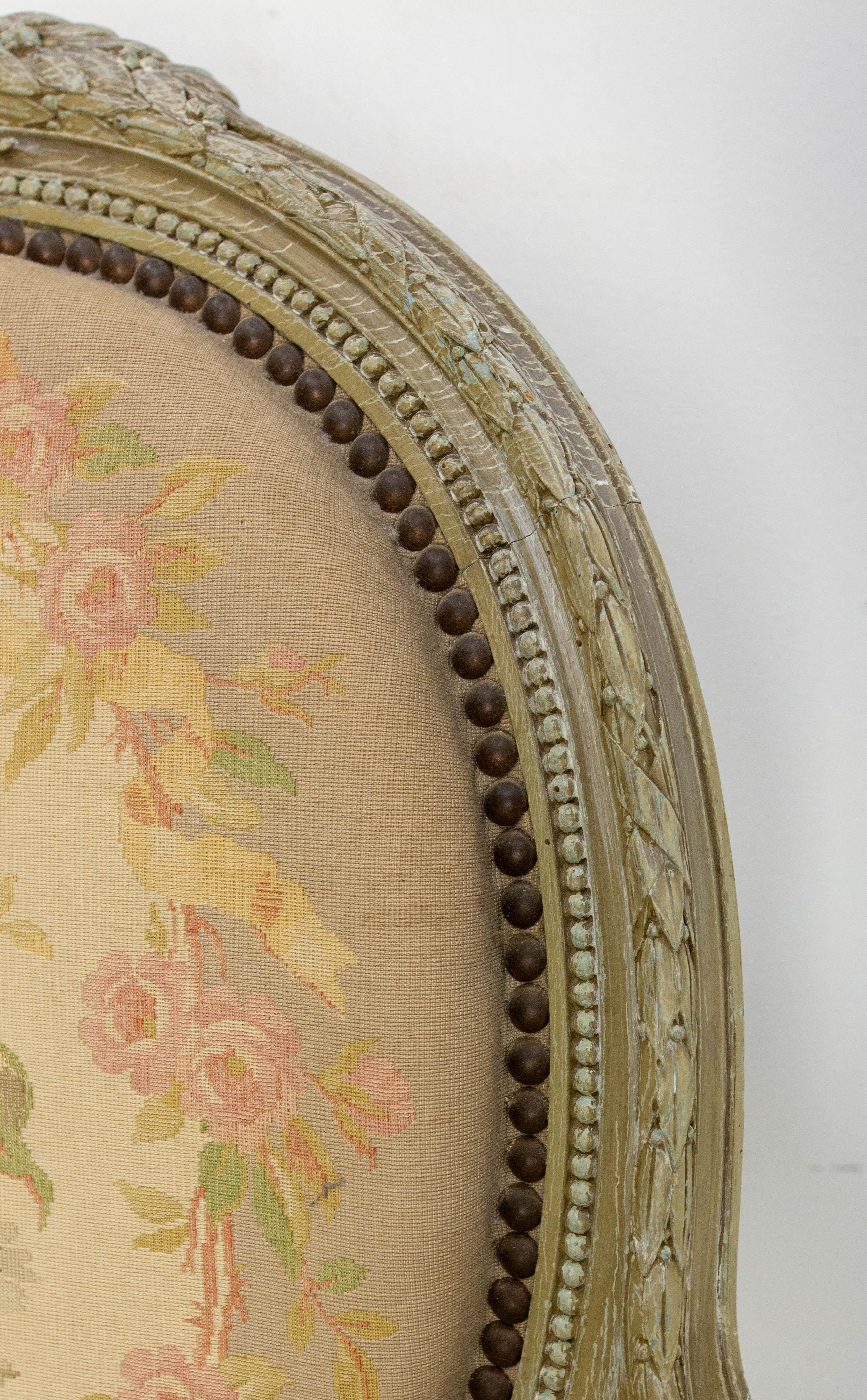 Coppia di poltrone aperte francesi patinate Luigi XVI Medaglione Fauteuils circa 1900 in vendita 9