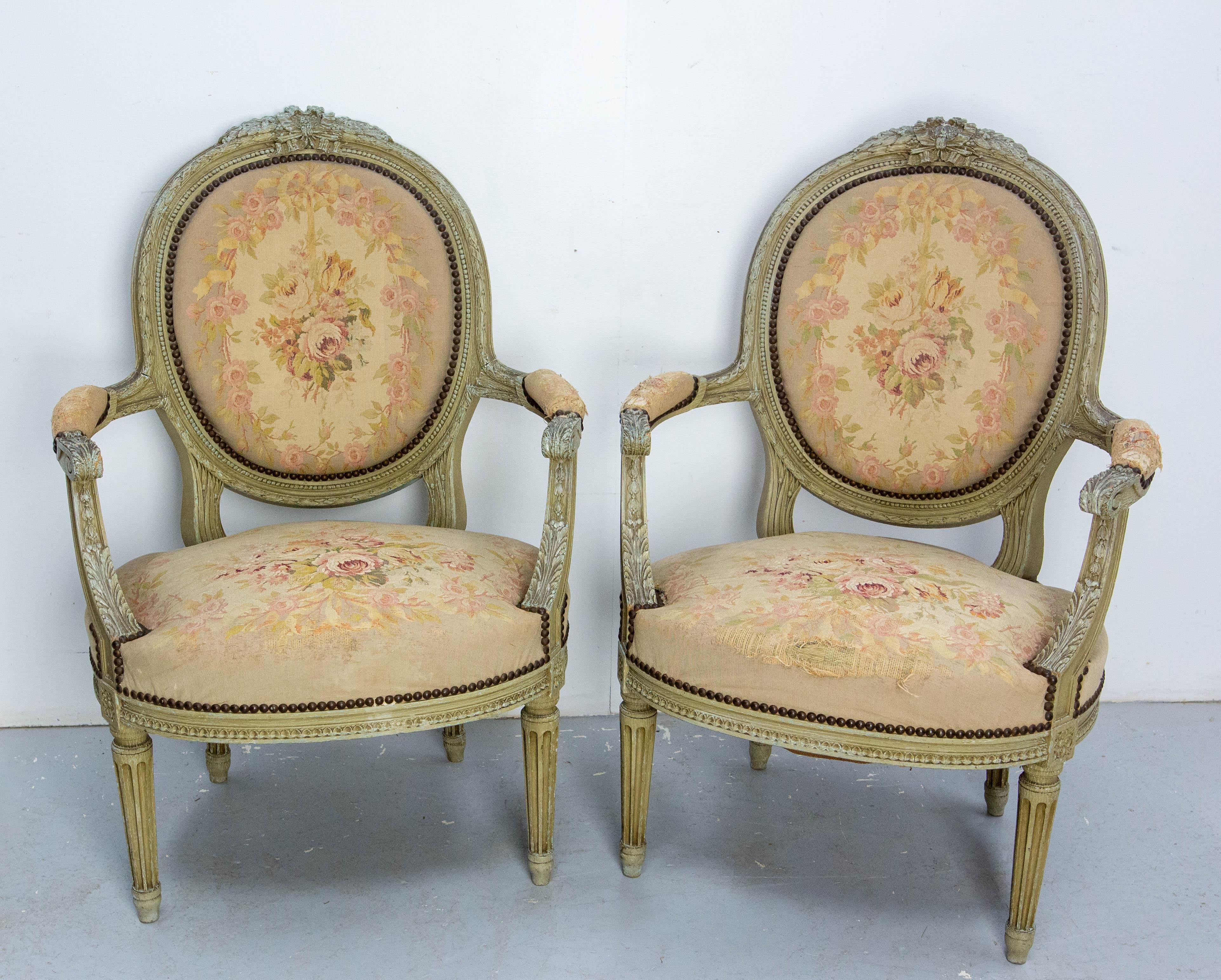 Coppia di fauteuils Medallion in stile Luigi XVI, poltrone aperte francesi, realizzate nel 1900 circa.
Il legno è finemente sculturato con motivi vegetali tipici dello stile Luigi 16.
I segni di usura rivelano il legno e contribuiscono