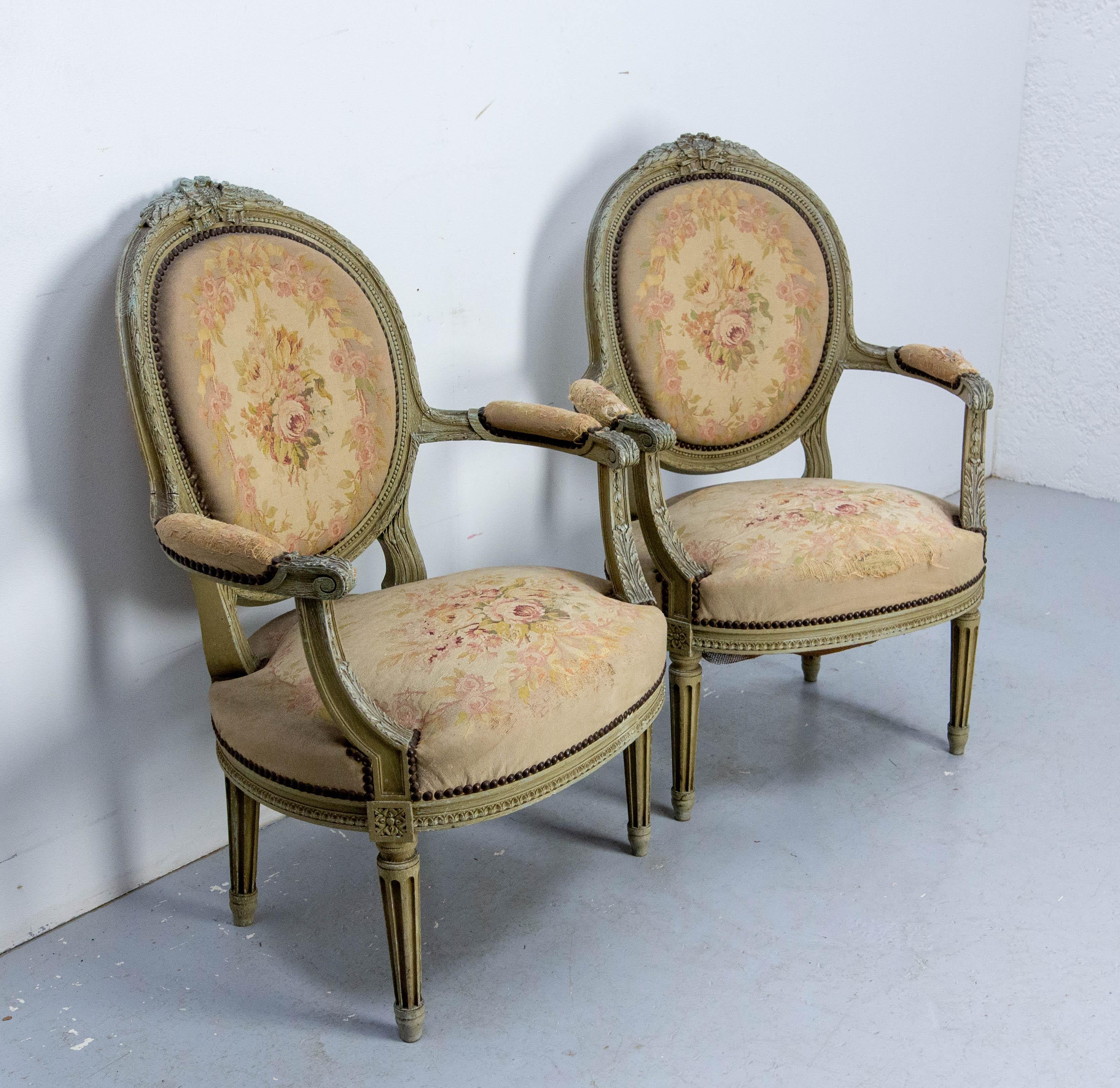 Francese Coppia di poltrone aperte francesi patinate Luigi XVI Medaglione Fauteuils circa 1900 in vendita
