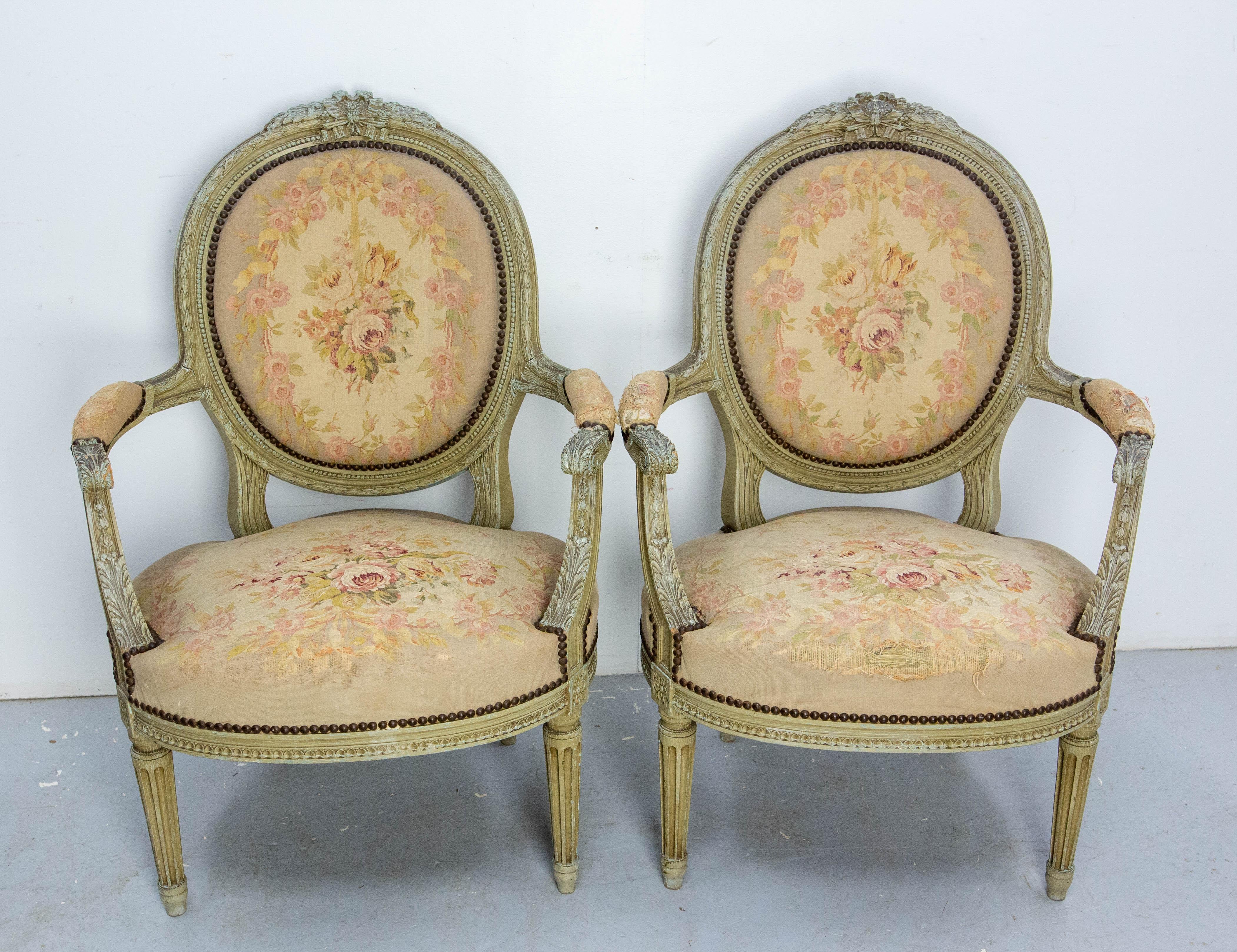 Intagliato a mano Coppia di poltrone aperte francesi patinate Luigi XVI Medaglione Fauteuils circa 1900 in vendita