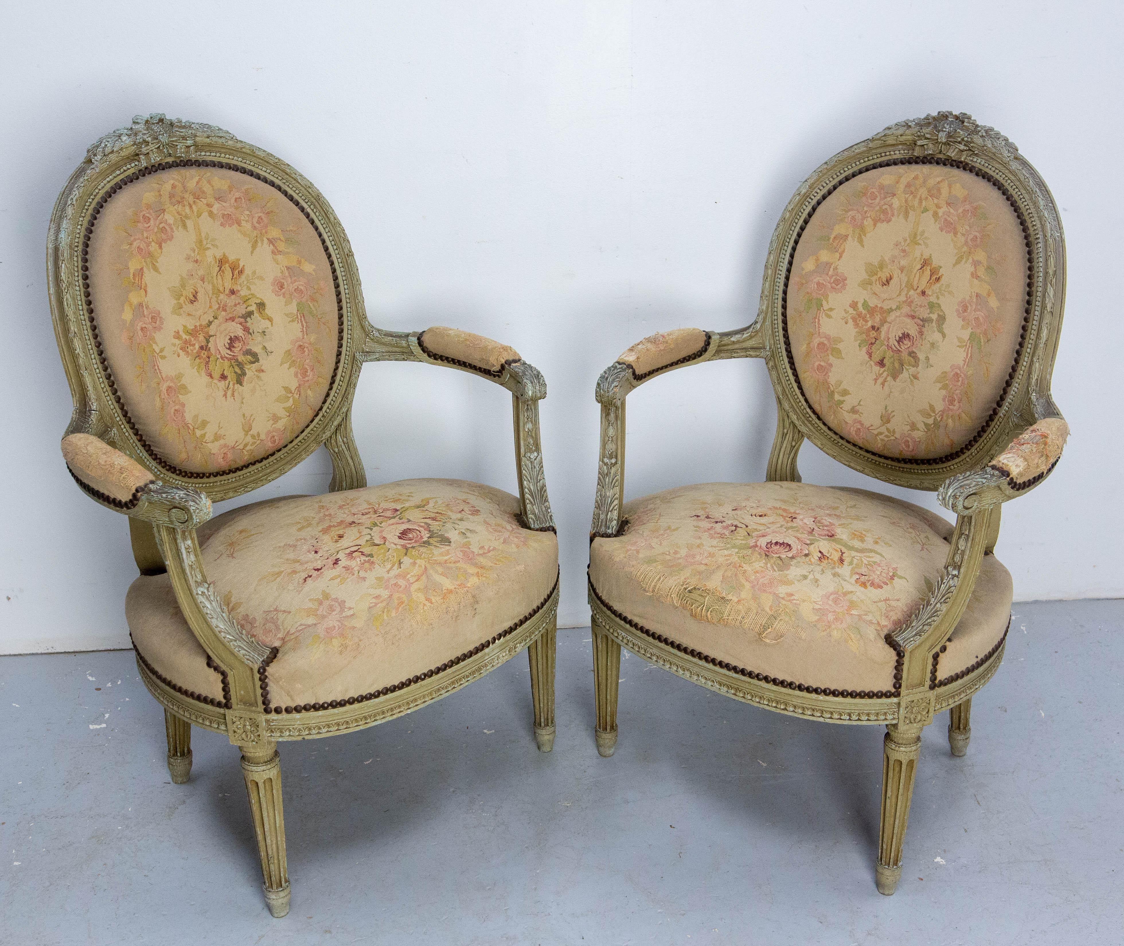 Coppia di poltrone aperte francesi patinate Luigi XVI Medaglione Fauteuils circa 1900 In condizioni buone in vendita a Labrit, Landes