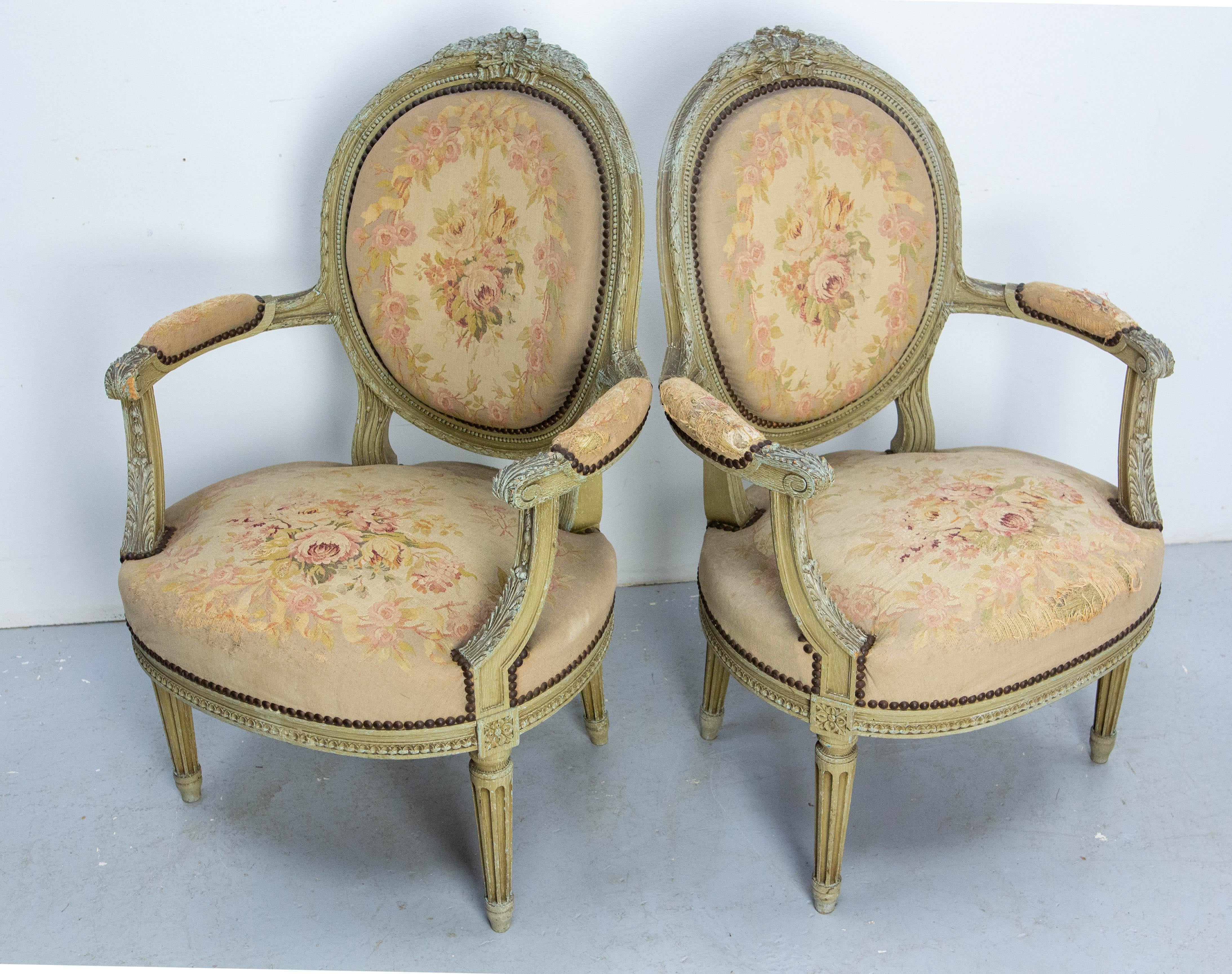 XX secolo Coppia di poltrone aperte francesi patinate Luigi XVI Medaglione Fauteuils circa 1900 in vendita