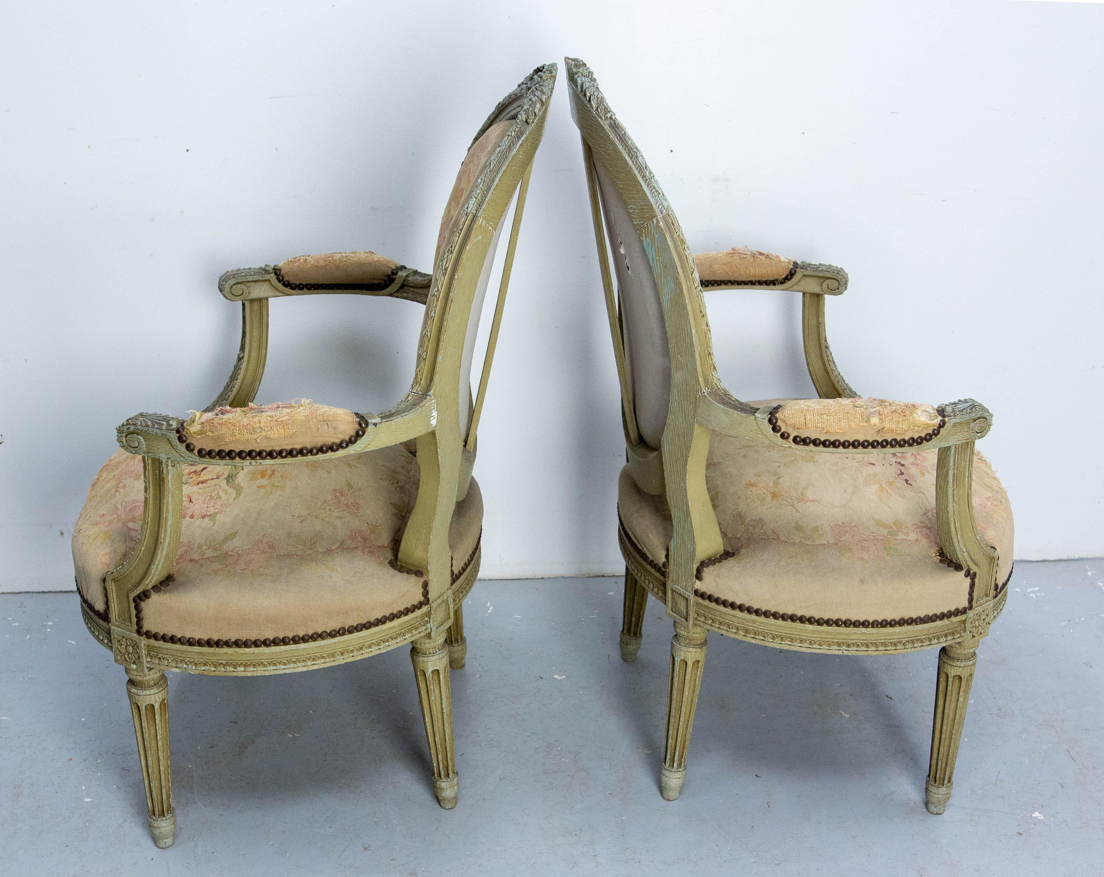 Coppia di poltrone aperte francesi patinate Luigi XVI Medaglione Fauteuils circa 1900 in vendita 2