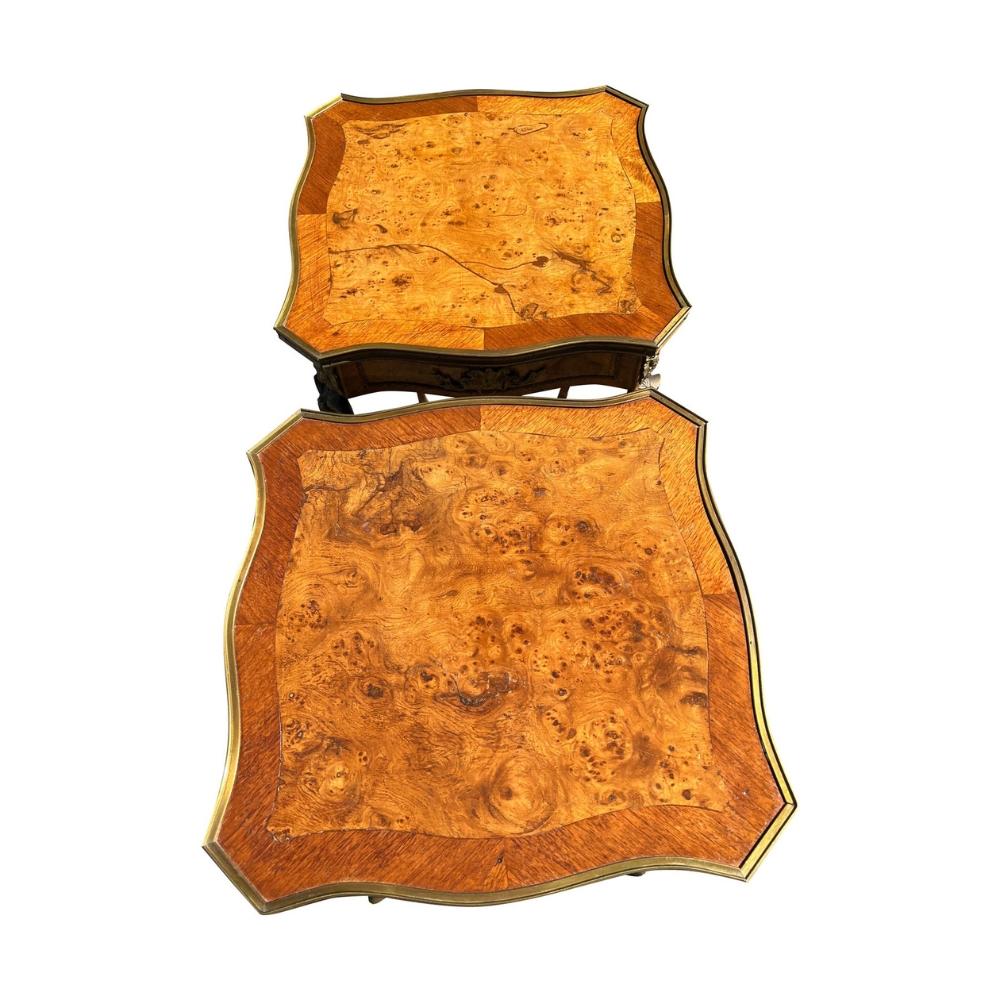 Paar französische Petite Beistelltische oder Akzenttische Inlay Wood mit Messing Widderköpfen (Französisch) im Angebot
