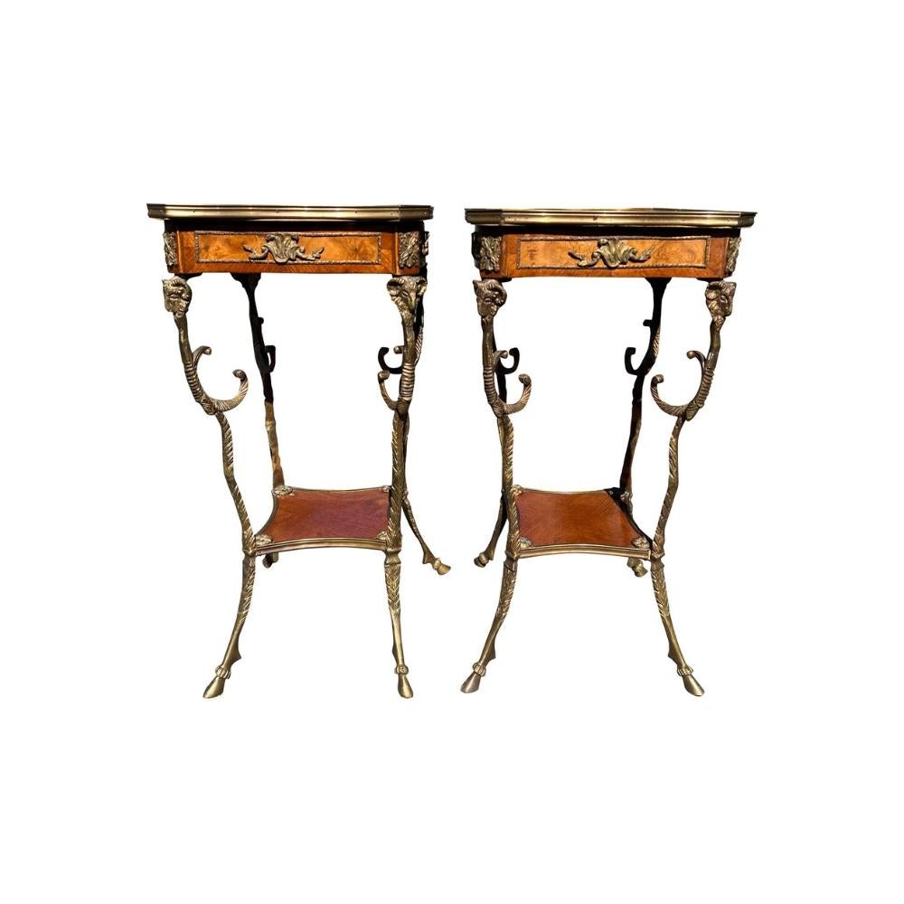 Paar französische Petite Beistelltische oder Akzenttische Inlay Wood mit Messing Widderköpfen im Zustand „Gut“ im Angebot in Saddle River, NJ