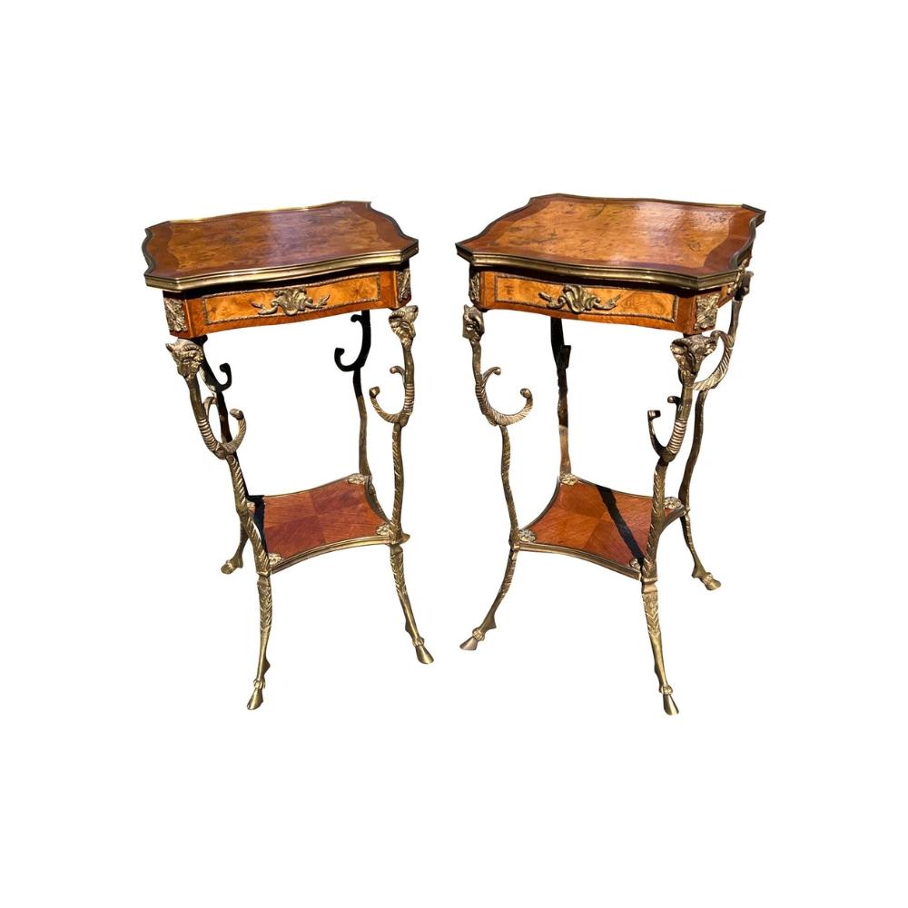 Paar französische Petite Beistelltische oder Akzenttische Inlay Wood mit Messing Widderköpfen (20. Jahrhundert) im Angebot