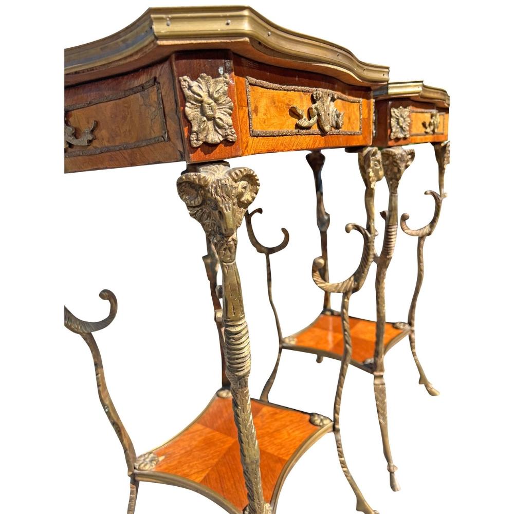 Paar französische Petite Beistelltische oder Akzenttische Inlay Wood mit Messing Widderköpfen (Holz) im Angebot