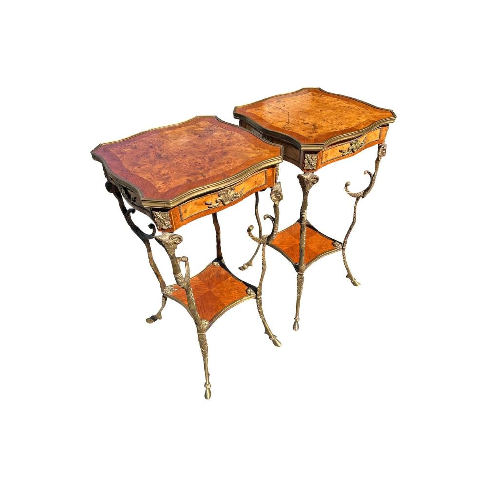 Paar französische Petite Beistelltische oder Akzenttische Inlay Wood mit Messing Widderköpfen im Angebot 1