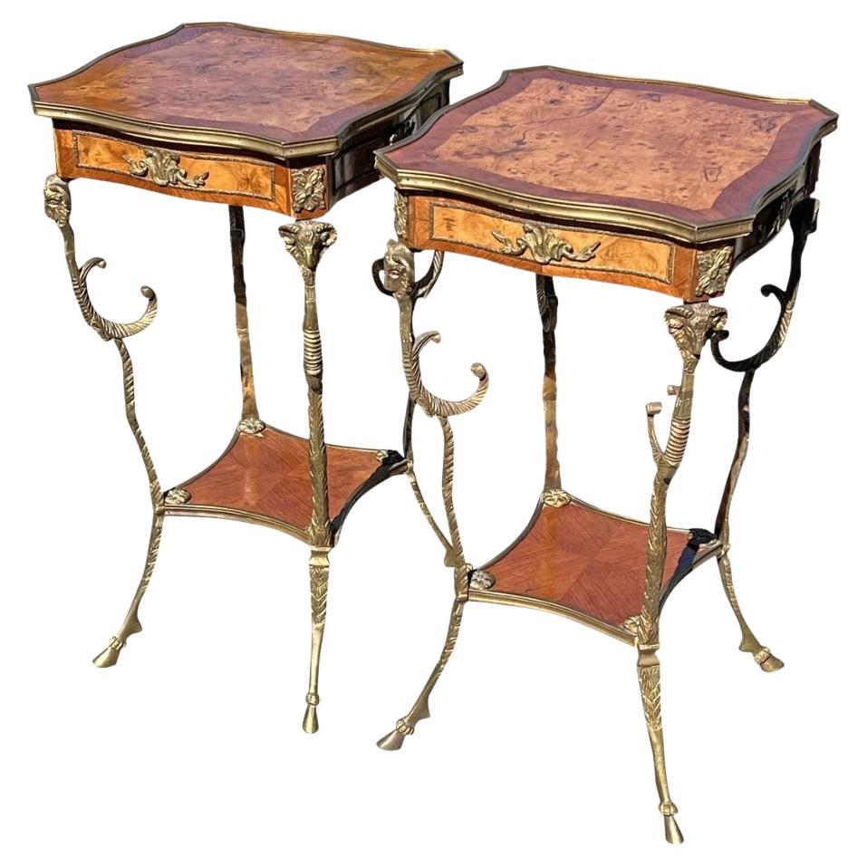 Paar französische Petite Beistelltische oder Akzenttische Inlay Wood mit Messing Widderköpfen im Angebot