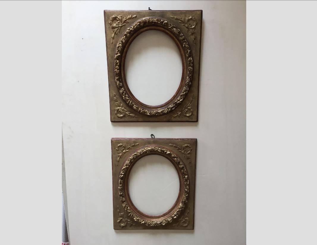 Pair of French picture frames in giltwood decorated with flowers from 1880s.