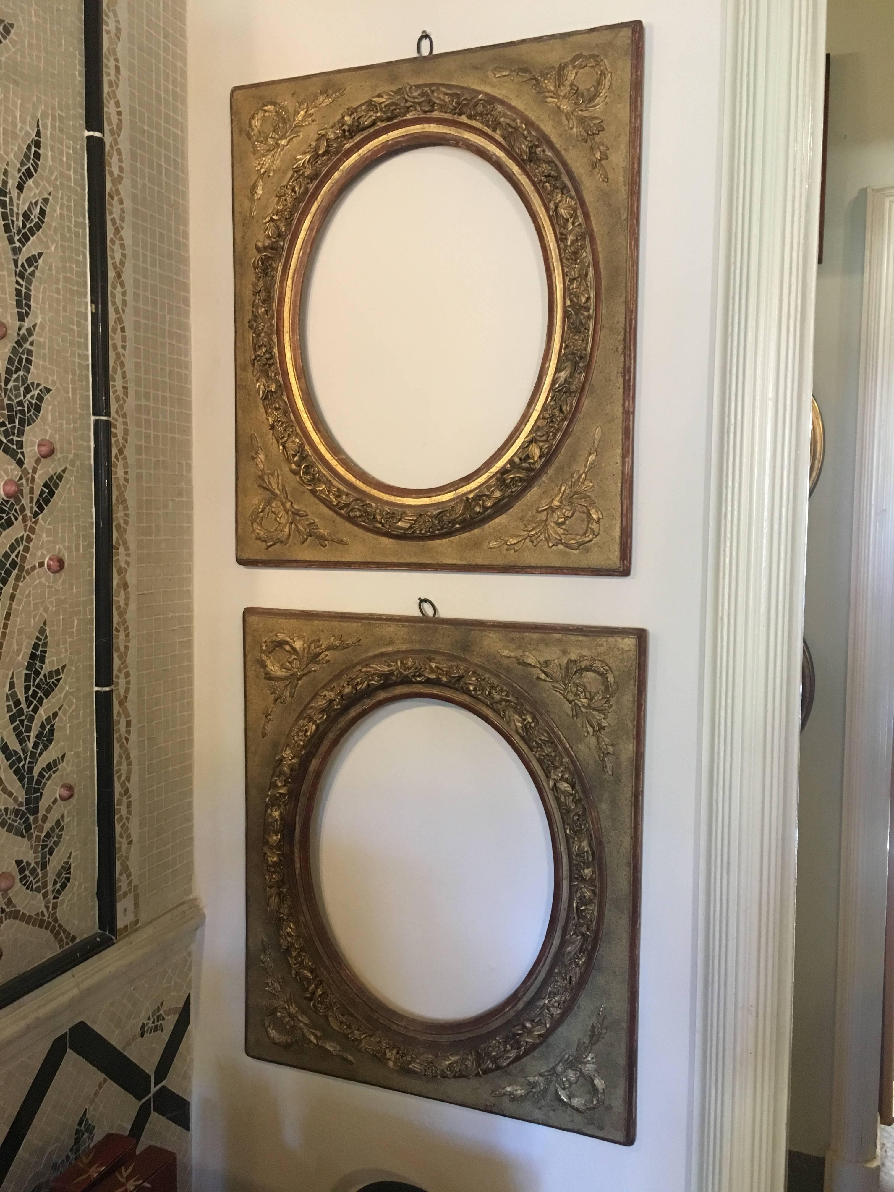 Pair of French Picture Frames in Giltwood from 1880s Decorated with Flowers In Excellent Condition In Florence, IT