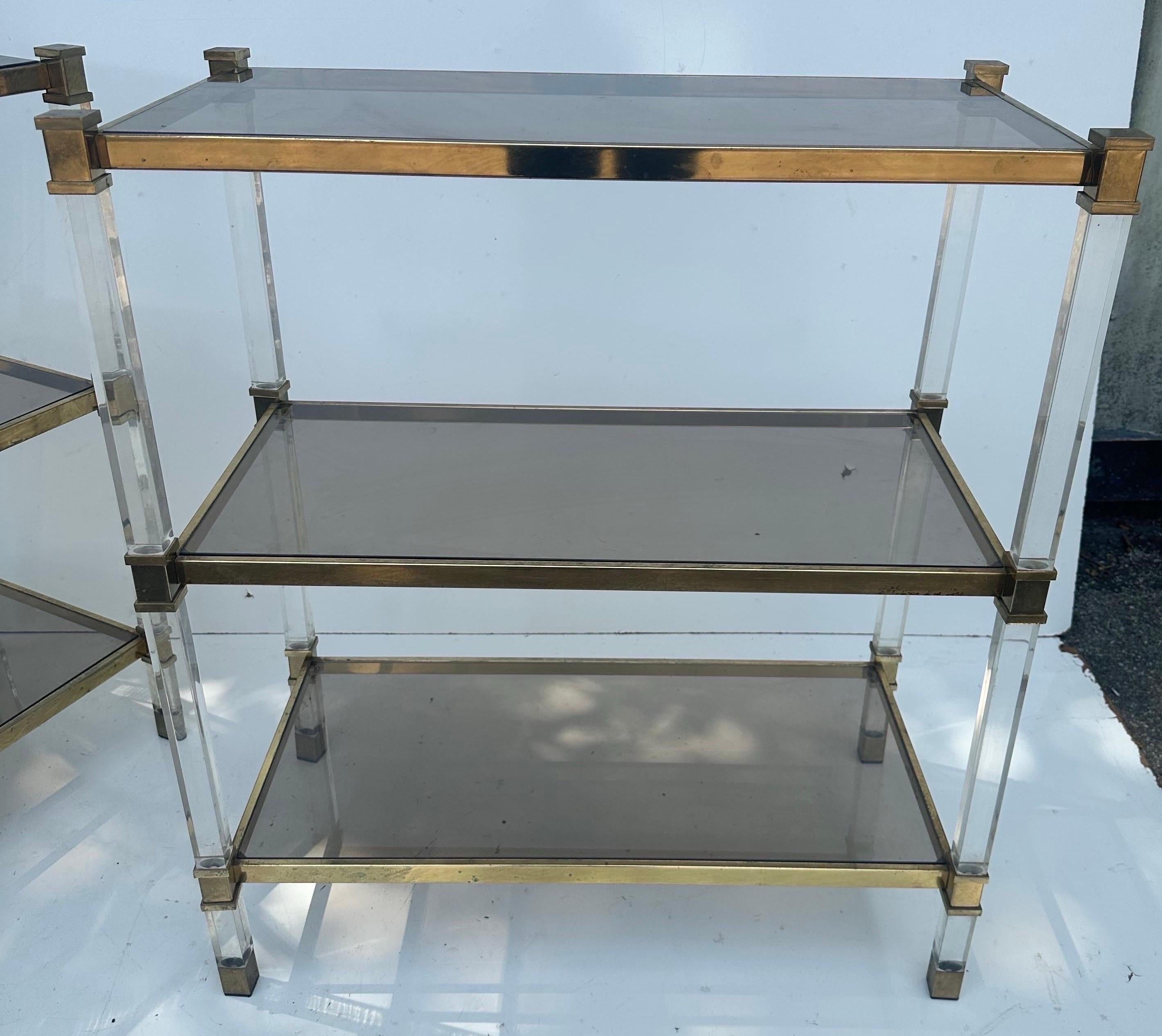 Paire de tables d'appoint françaises Pierre Vandel en lucite et laiton en vente 3