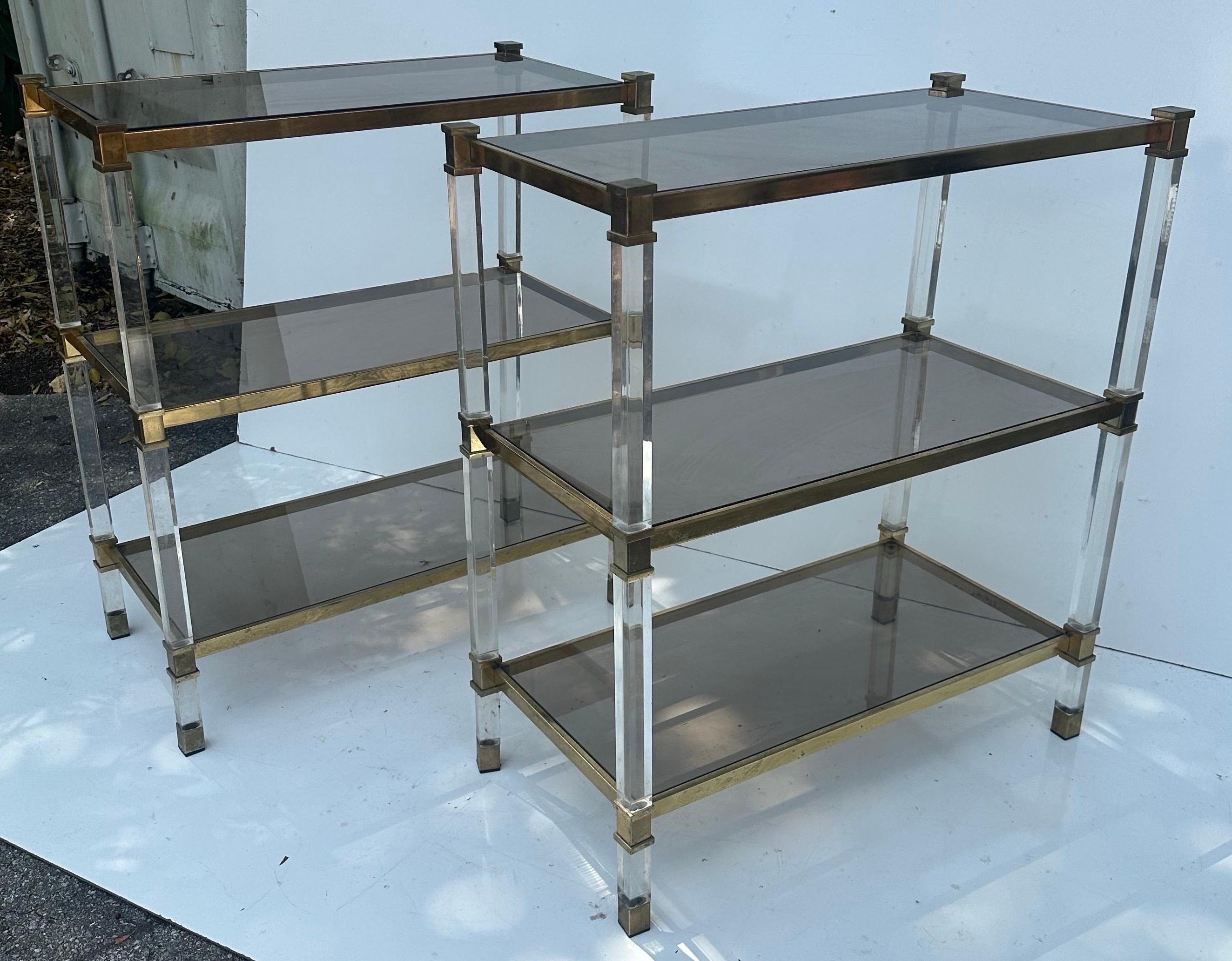 Paire de tables d'appoint françaises Pierre Vandel en lucite et laiton en vente 4