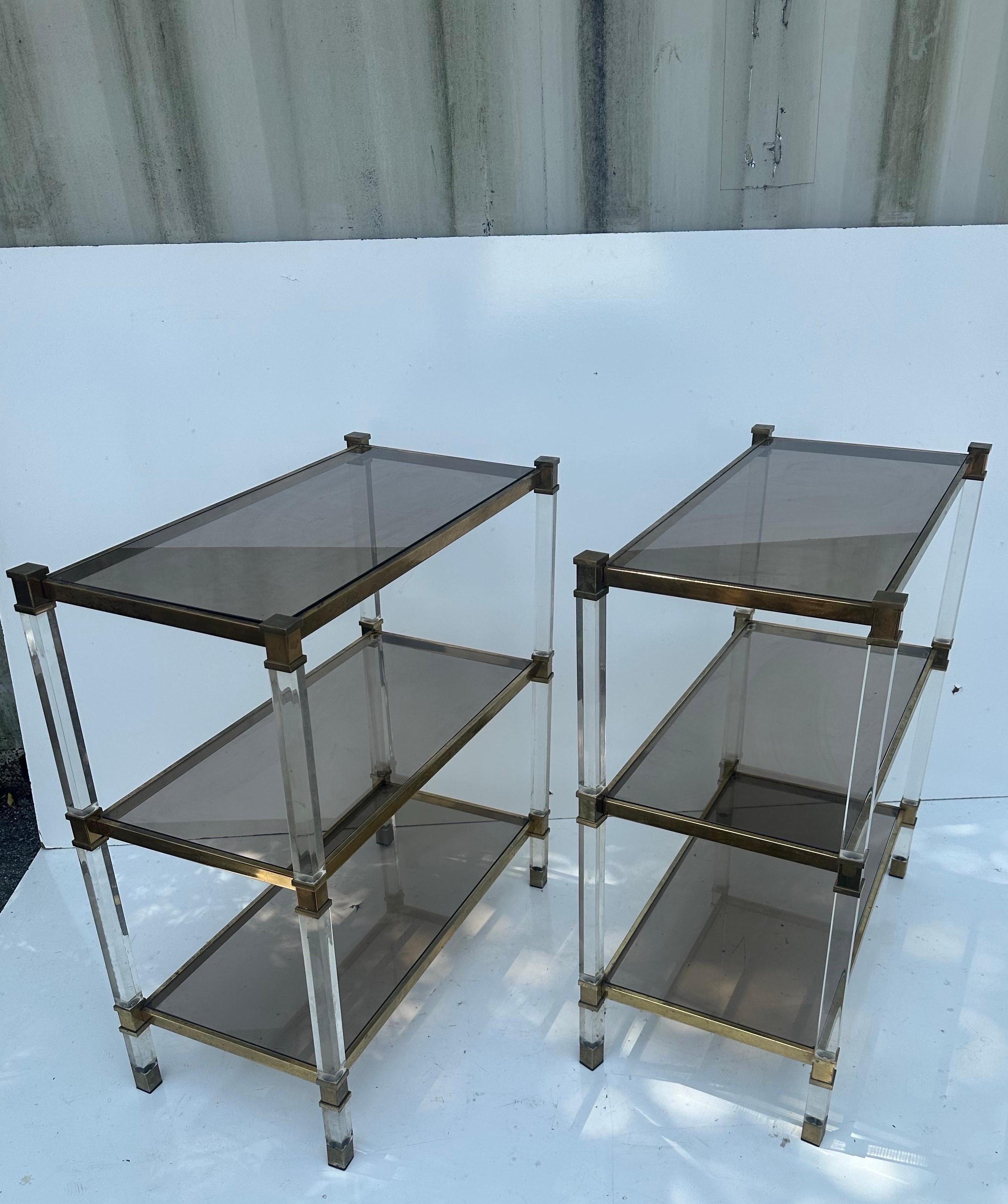Paire de tables d'appoint françaises Pierre Vandel en lucite et laiton en vente 5