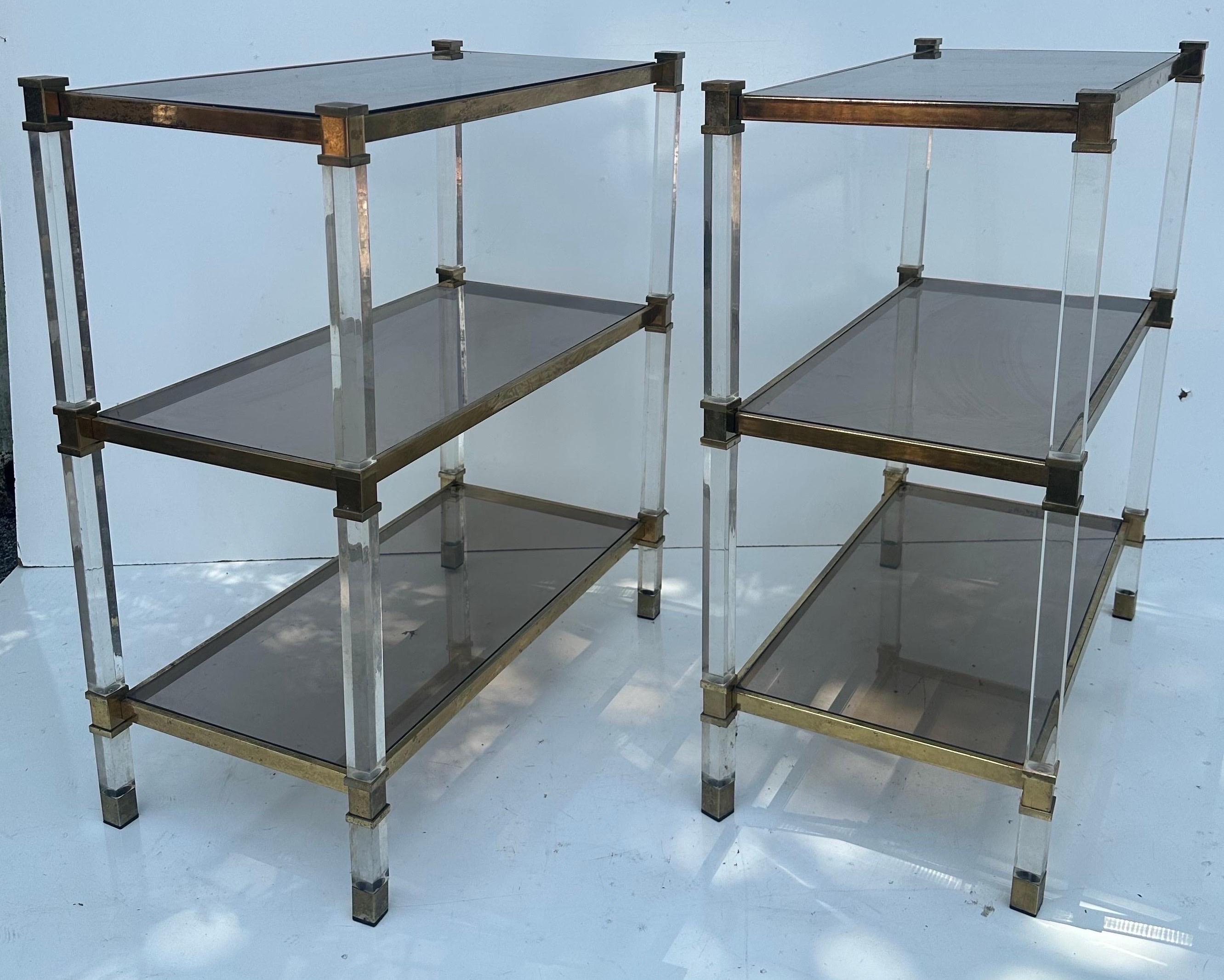 Paire de tables d'appoint françaises Pierre Vandel en lucite et laiton en vente 6