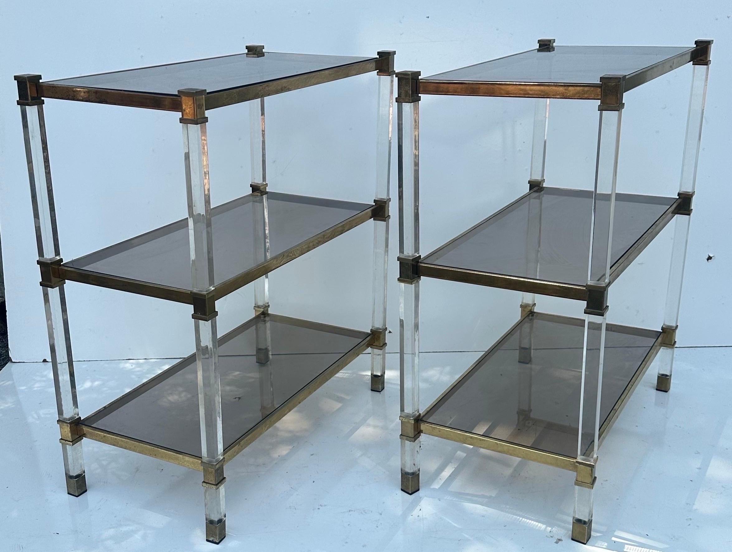 Paire de tables d'appoint françaises Pierre Vandel en lucite et laiton en vente 7
