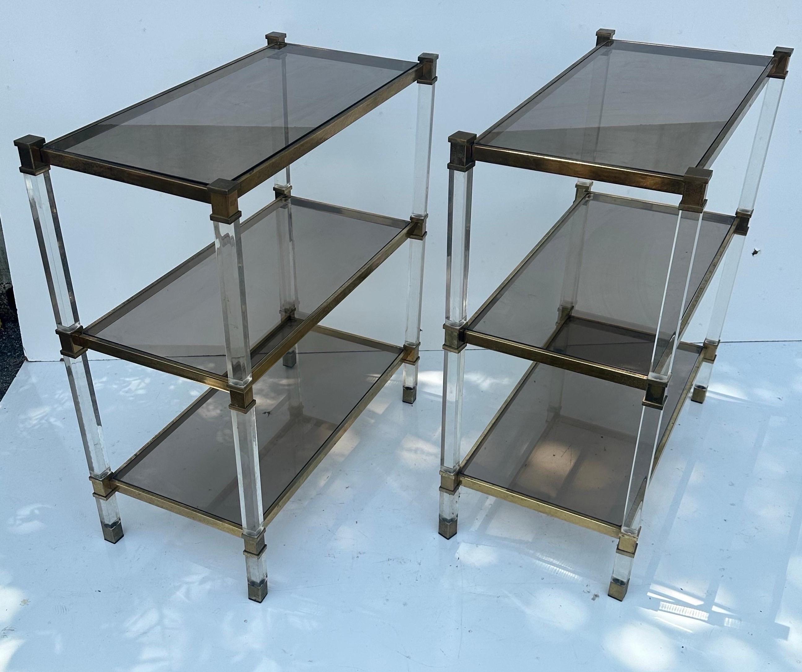 Paire de tables d'appoint en laiton et lucite de Pierre Vandel.