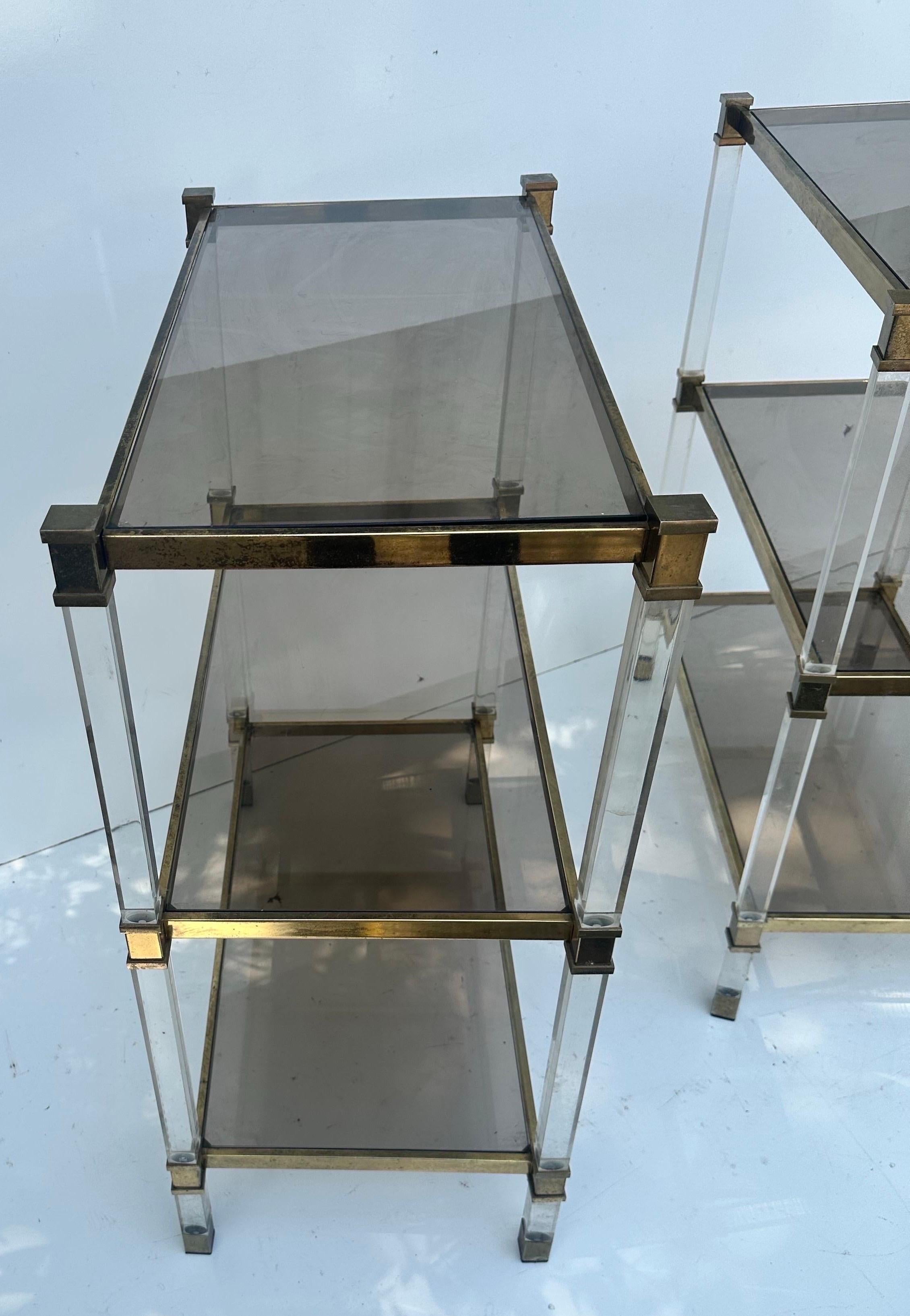 Mid-Century Modern Paire de tables d'appoint françaises Pierre Vandel en lucite et laiton en vente