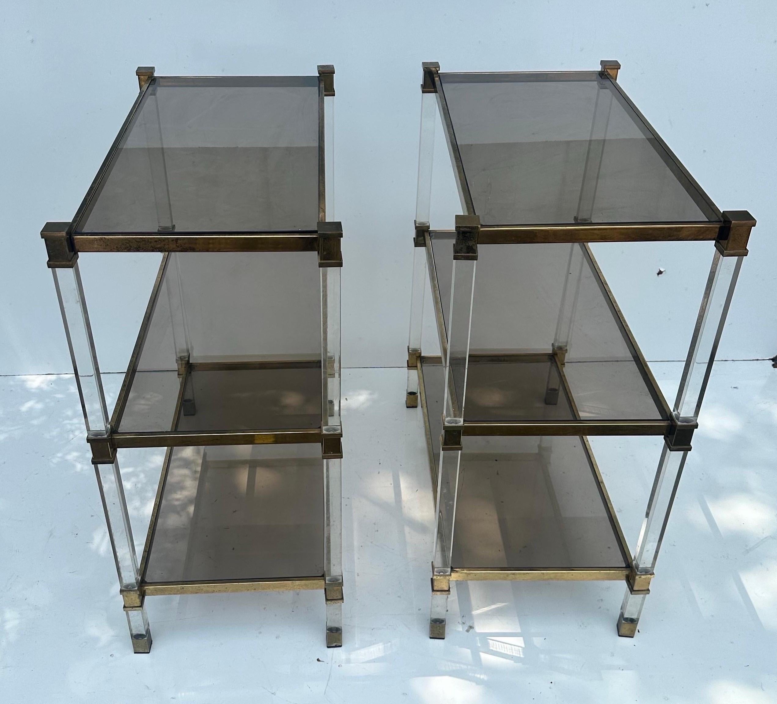 Français Paire de tables d'appoint françaises Pierre Vandel en lucite et laiton en vente