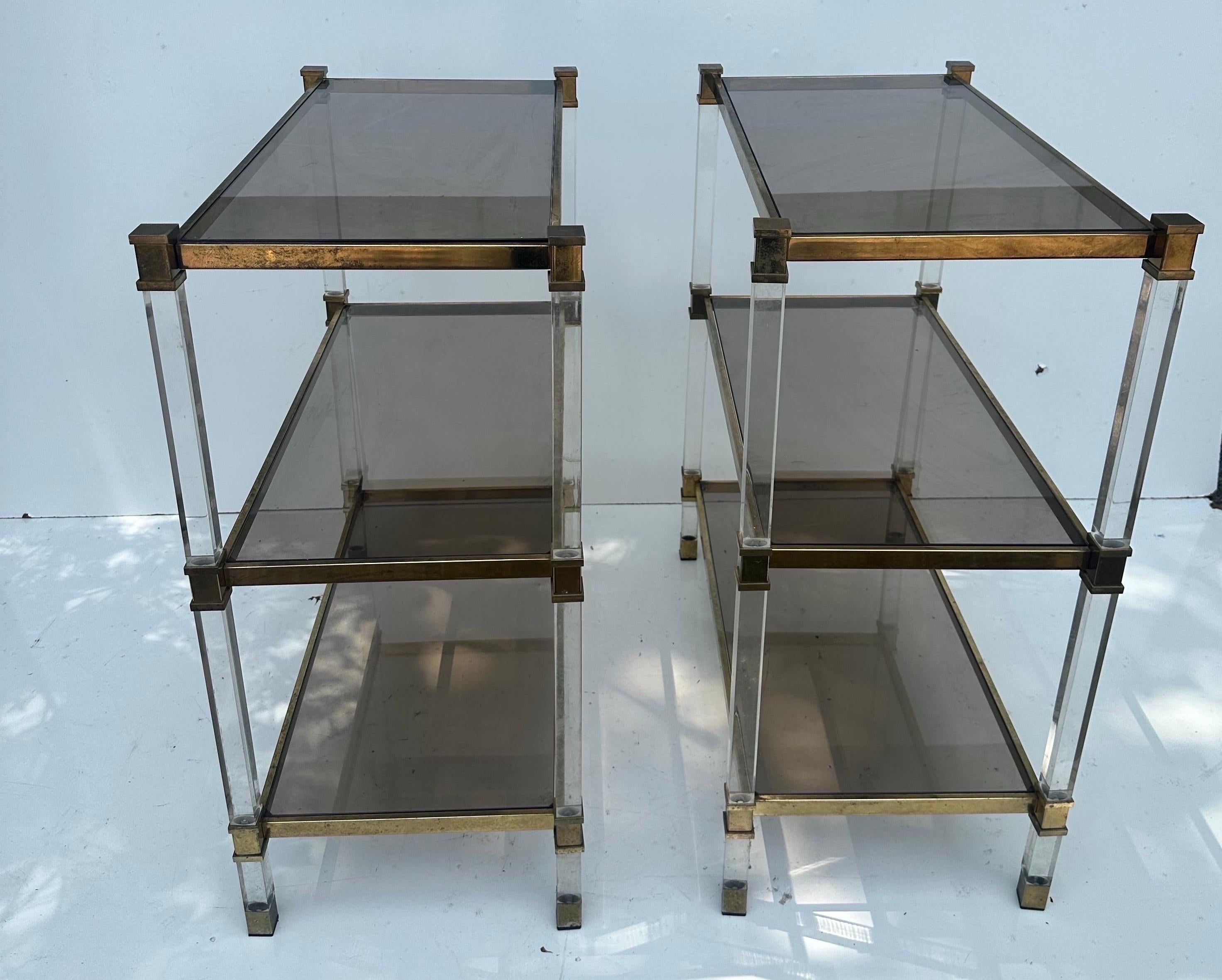 Fin du 20e siècle Paire de tables d'appoint françaises Pierre Vandel en lucite et laiton en vente