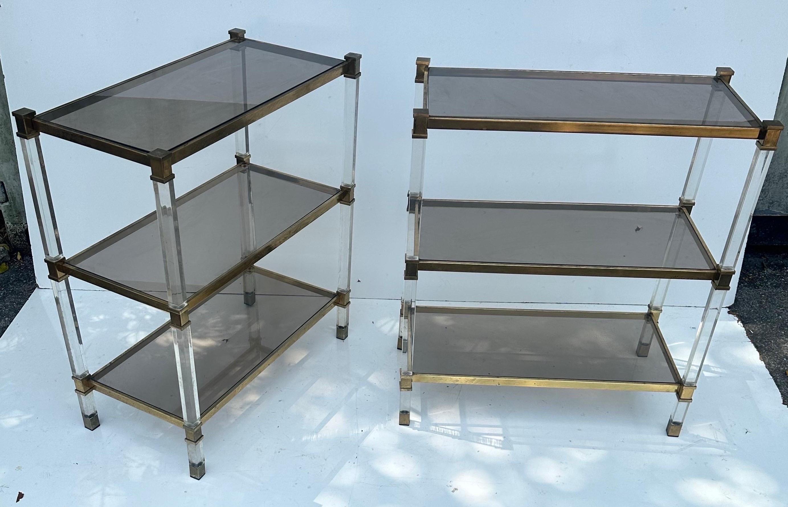 Laiton Paire de tables d'appoint françaises Pierre Vandel en lucite et laiton en vente