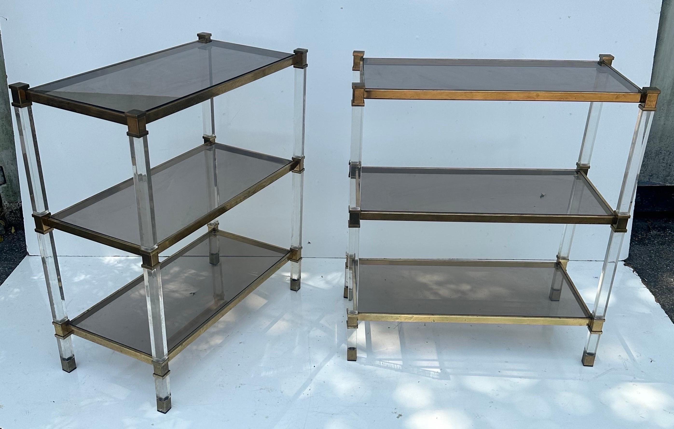 Paire de tables d'appoint françaises Pierre Vandel en lucite et laiton en vente 1