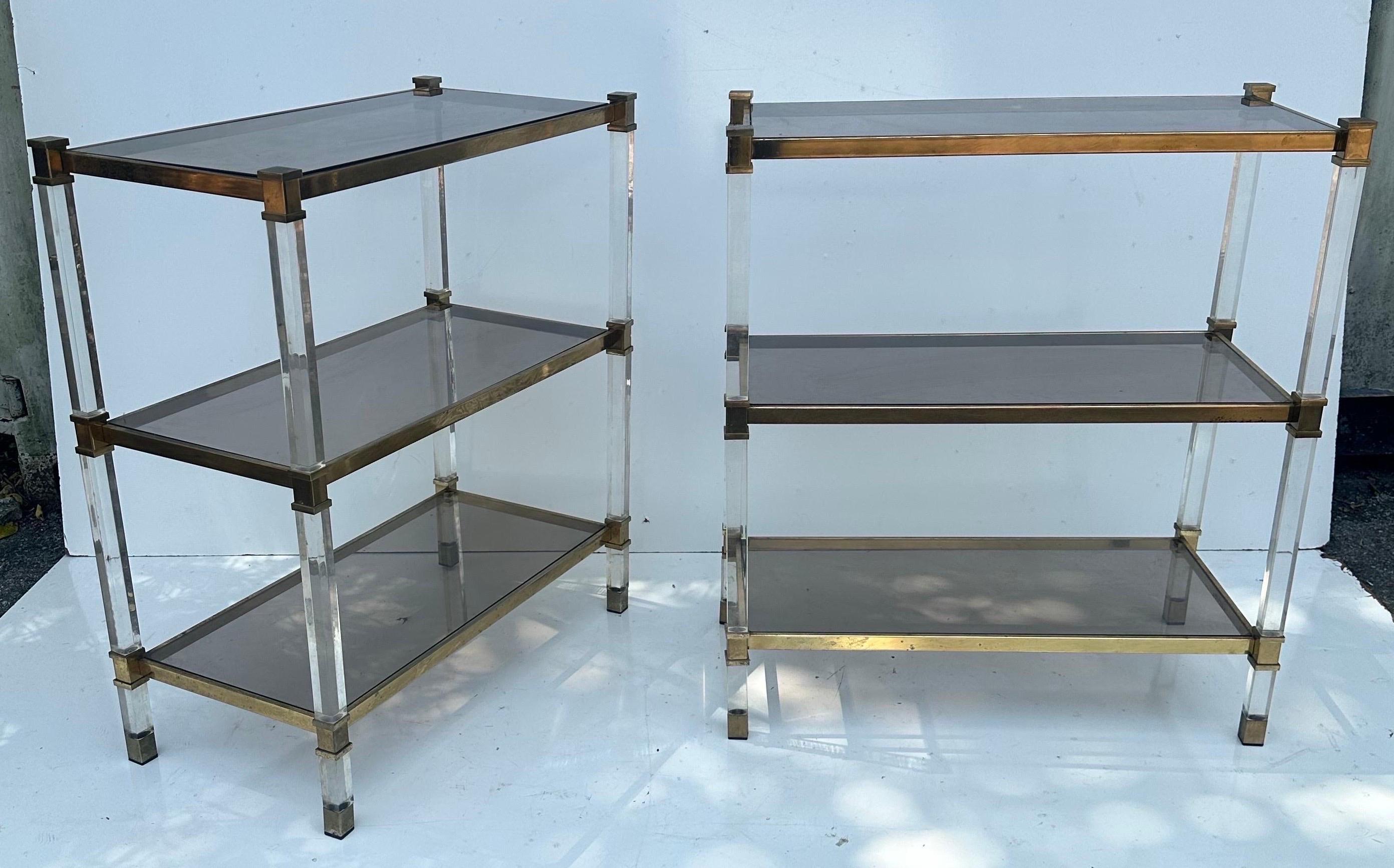 Paire de tables d'appoint françaises Pierre Vandel en lucite et laiton en vente 2