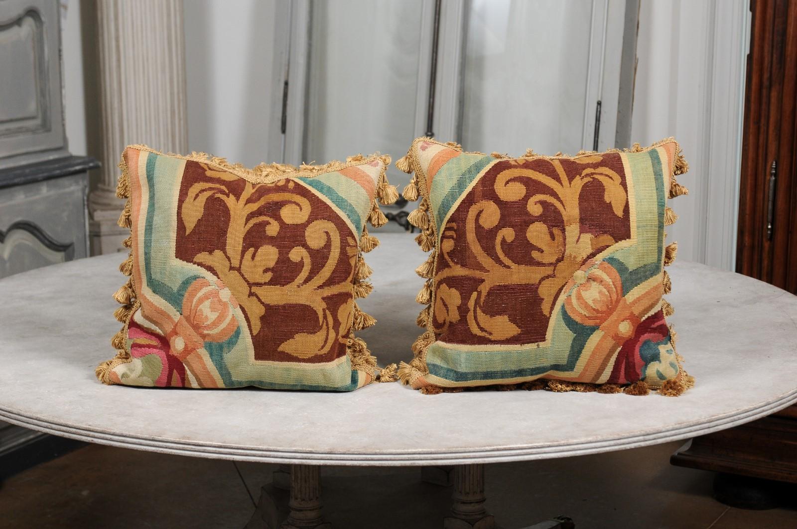 Una coppia di cuscini francesi realizzati in arazzo Aubusson del XIX secolo, con decorazioni floreali e nappe. Li venderemo anche separatamente. Realizzati a partire da uno squisito arazzo creato nel XIX secolo nella manifattura di Aubusson, situata