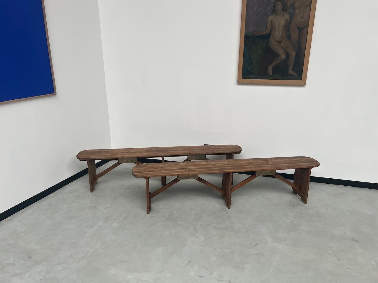 Questa coppia di panche è stata completamente trattata e restaurata nel nostro laboratorio. Il sedile è verniciato opaco per una maggiore durata. Perfettamente stabile e solido.

Dimensioni: L200 x P30 x H45 cm