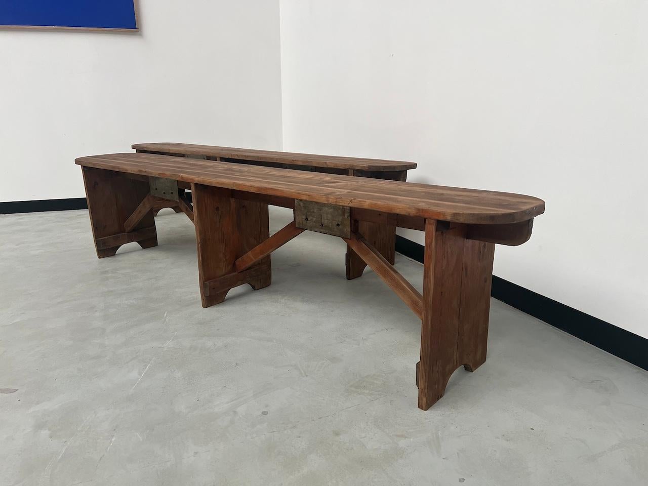 Coppia di panche da fattoria in pino francese, anni '50 In condizioni buone in vendita a LYON, FR