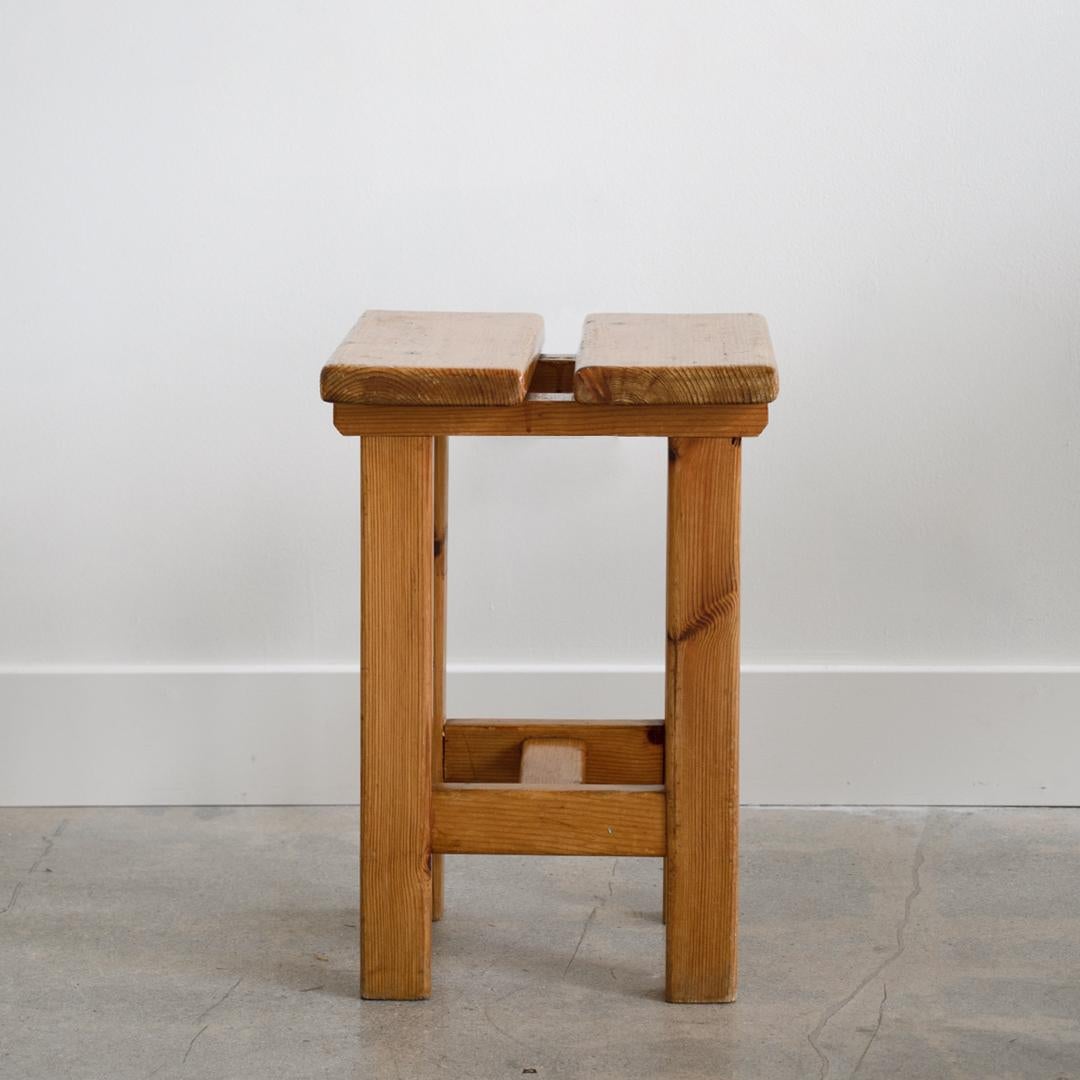 Pair of French Pine Stool in the Style of Charlotte Perriand In Good Condition In Los Angeles, CA