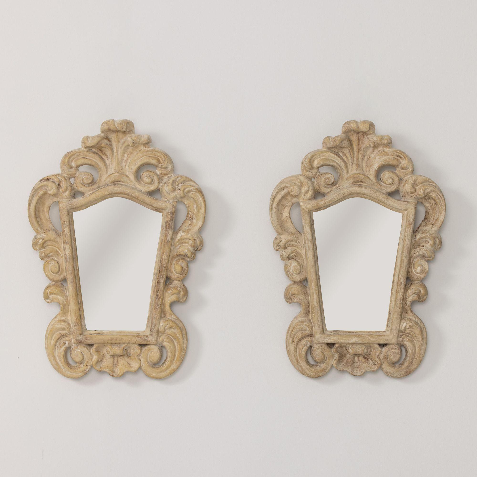 Paire de miroirs français d'époque Hollywood Regency avec des cadres en plâtre et laque magnifiquement patinés et des plaques de miroir d'origine joliment roussies.