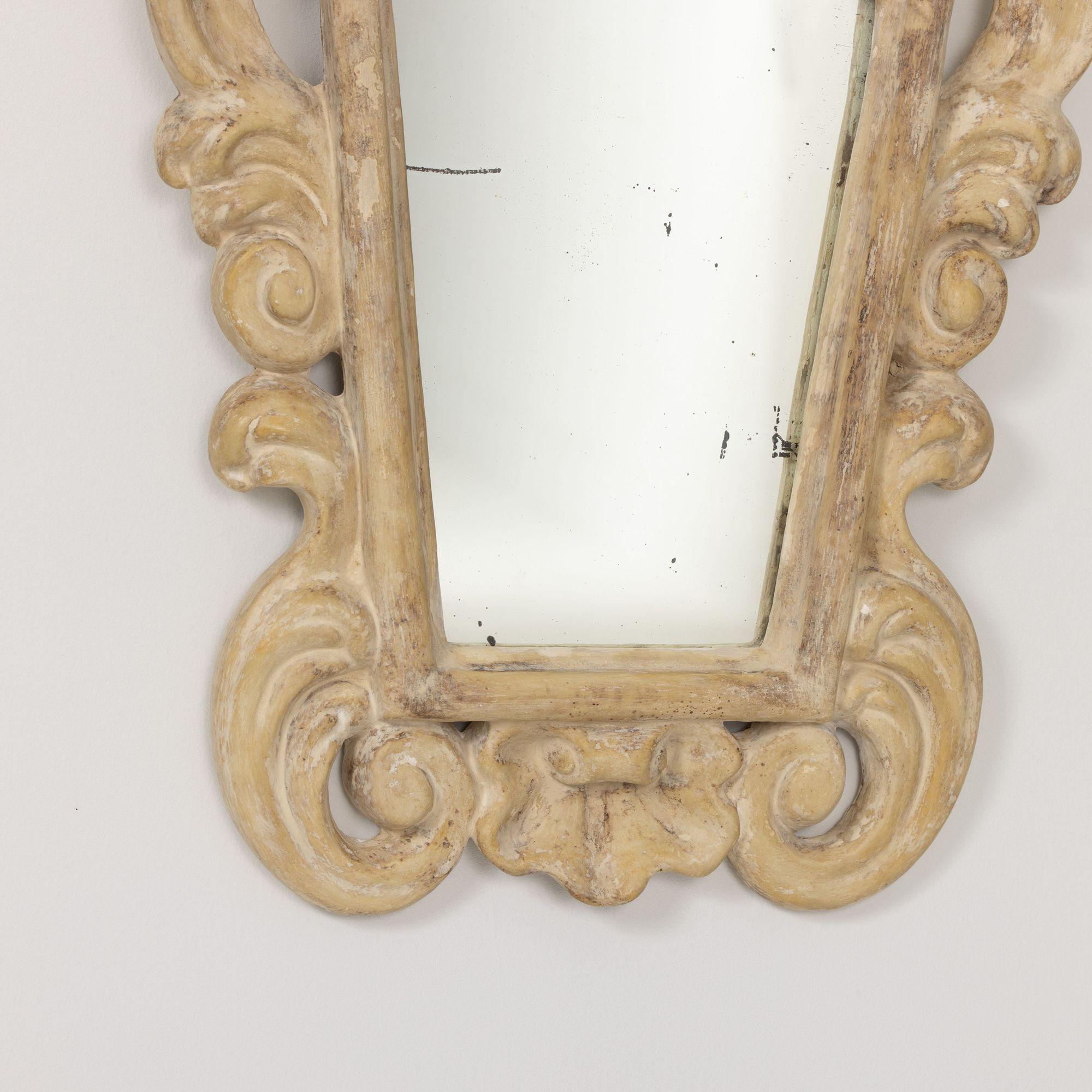 Fait main Paire de miroirs d'époque Hollywood Regency en plâtre et laqué en vente
