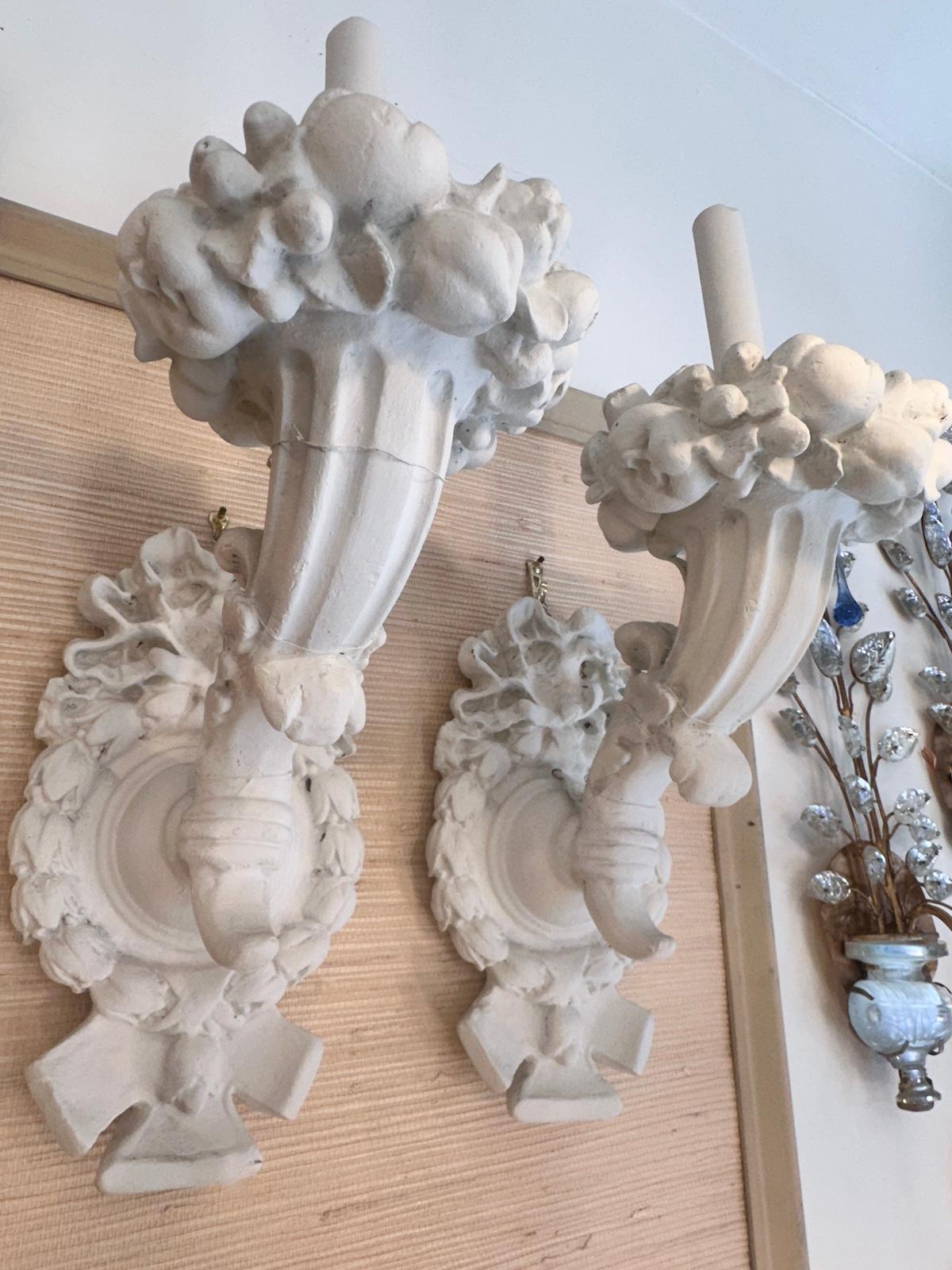 Français Paire d'appliques françaises en plâtre en vente