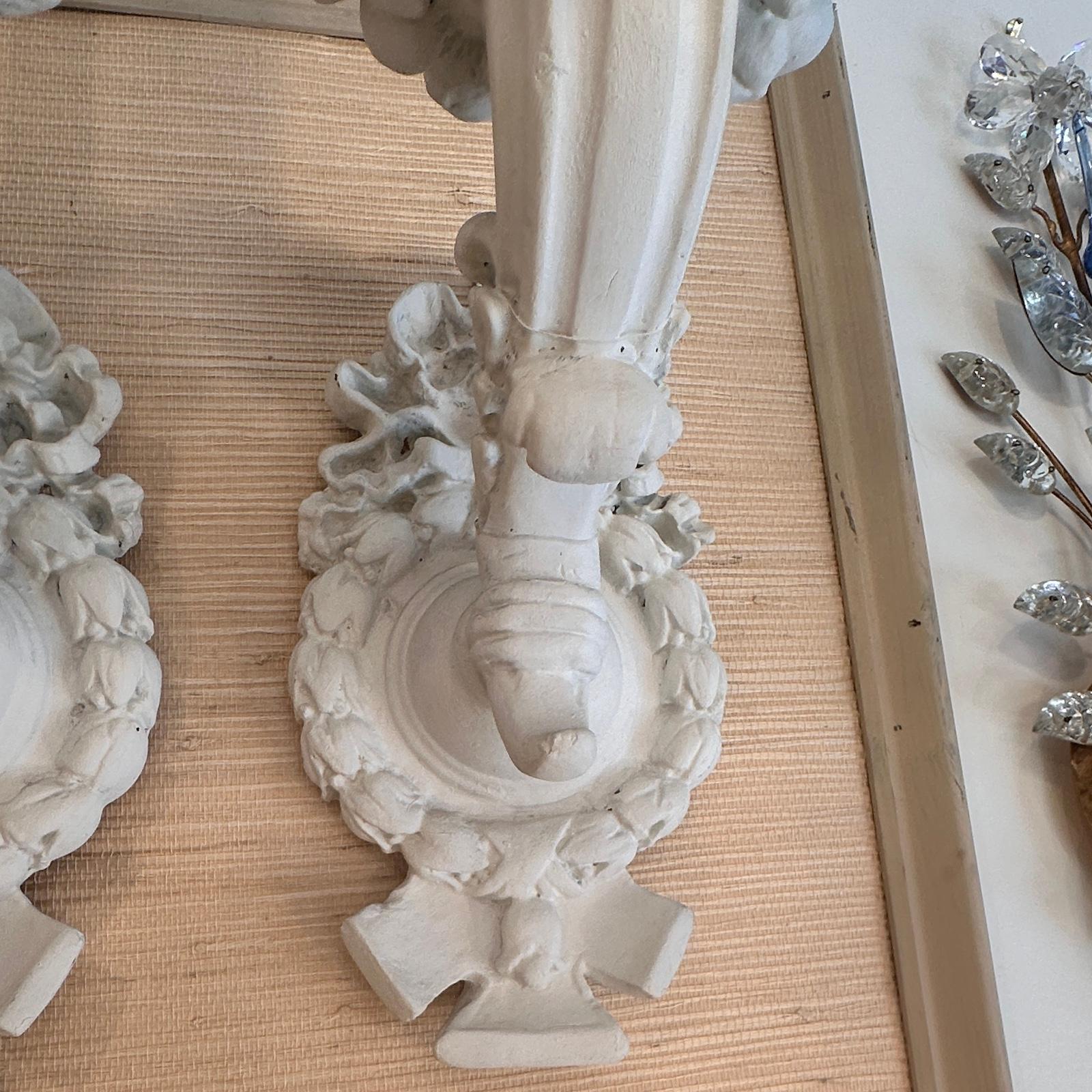 Paire d'appliques françaises en plâtre Bon état - En vente à New York, NY