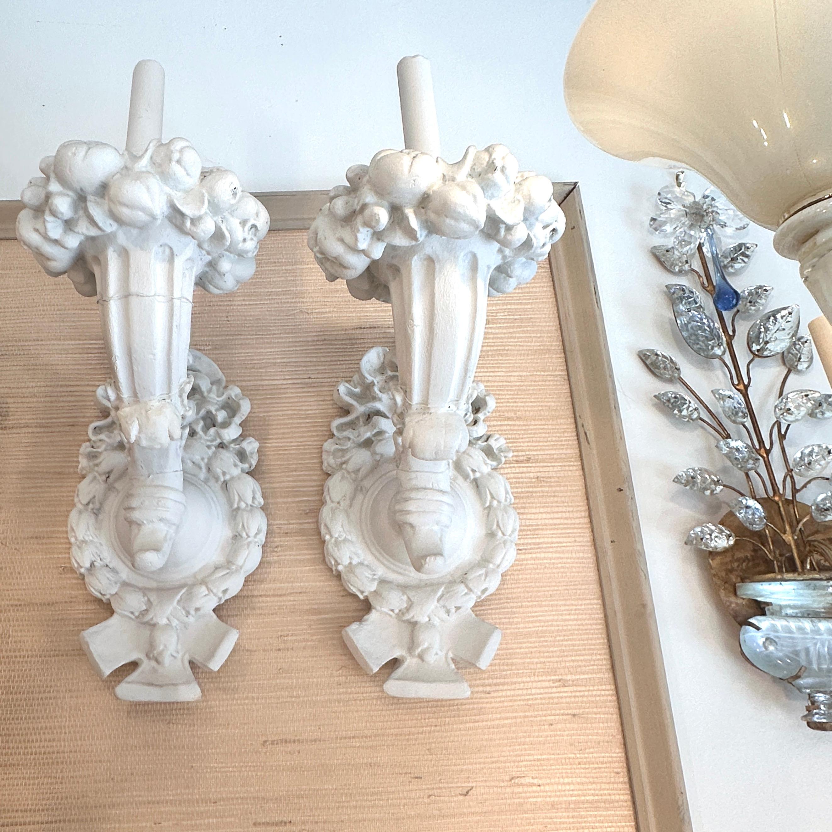 Plâtre Paire d'appliques françaises en plâtre en vente