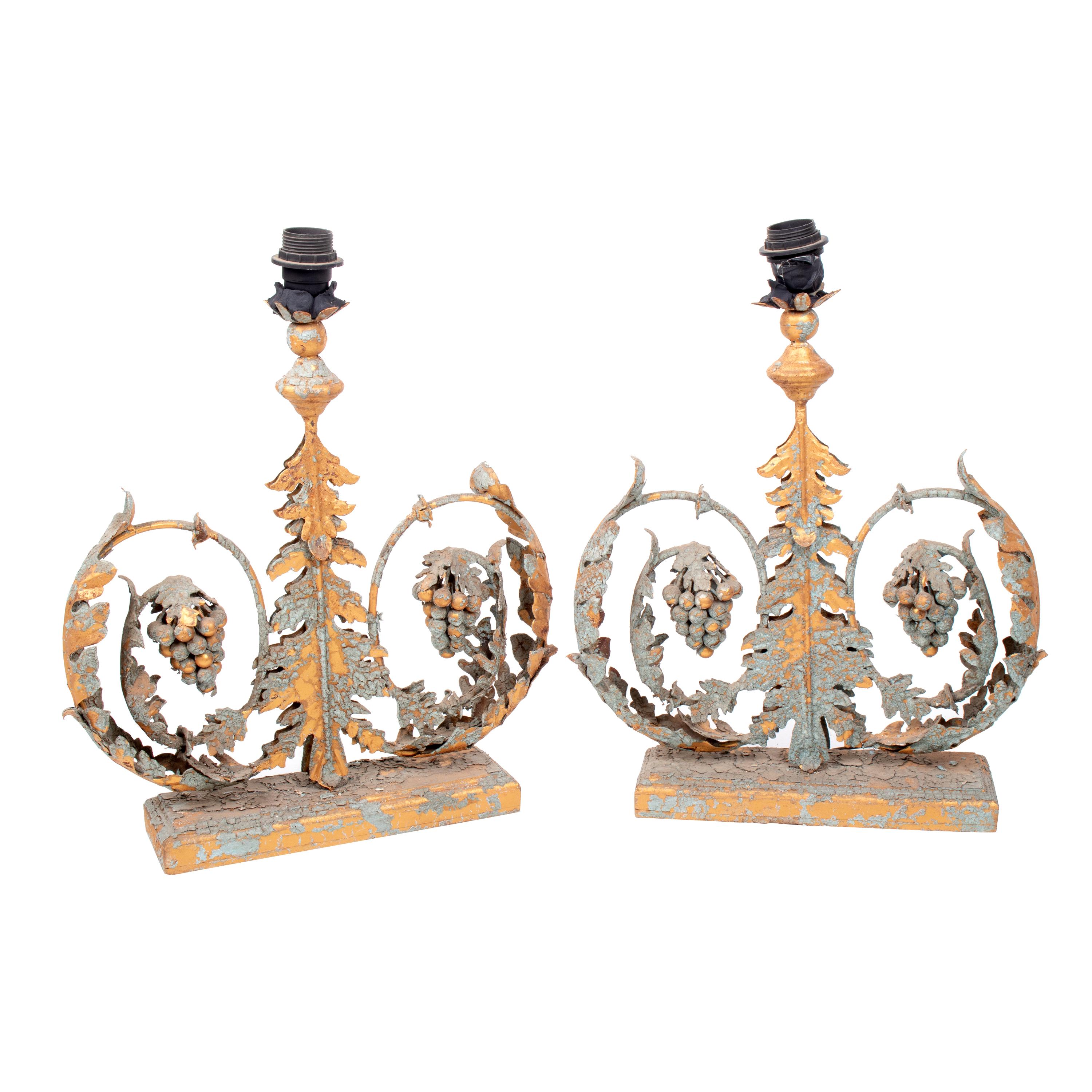 Paar französische polychrome Eisen-Tischlampen mit antikem Craquelé-Look aus Eisen