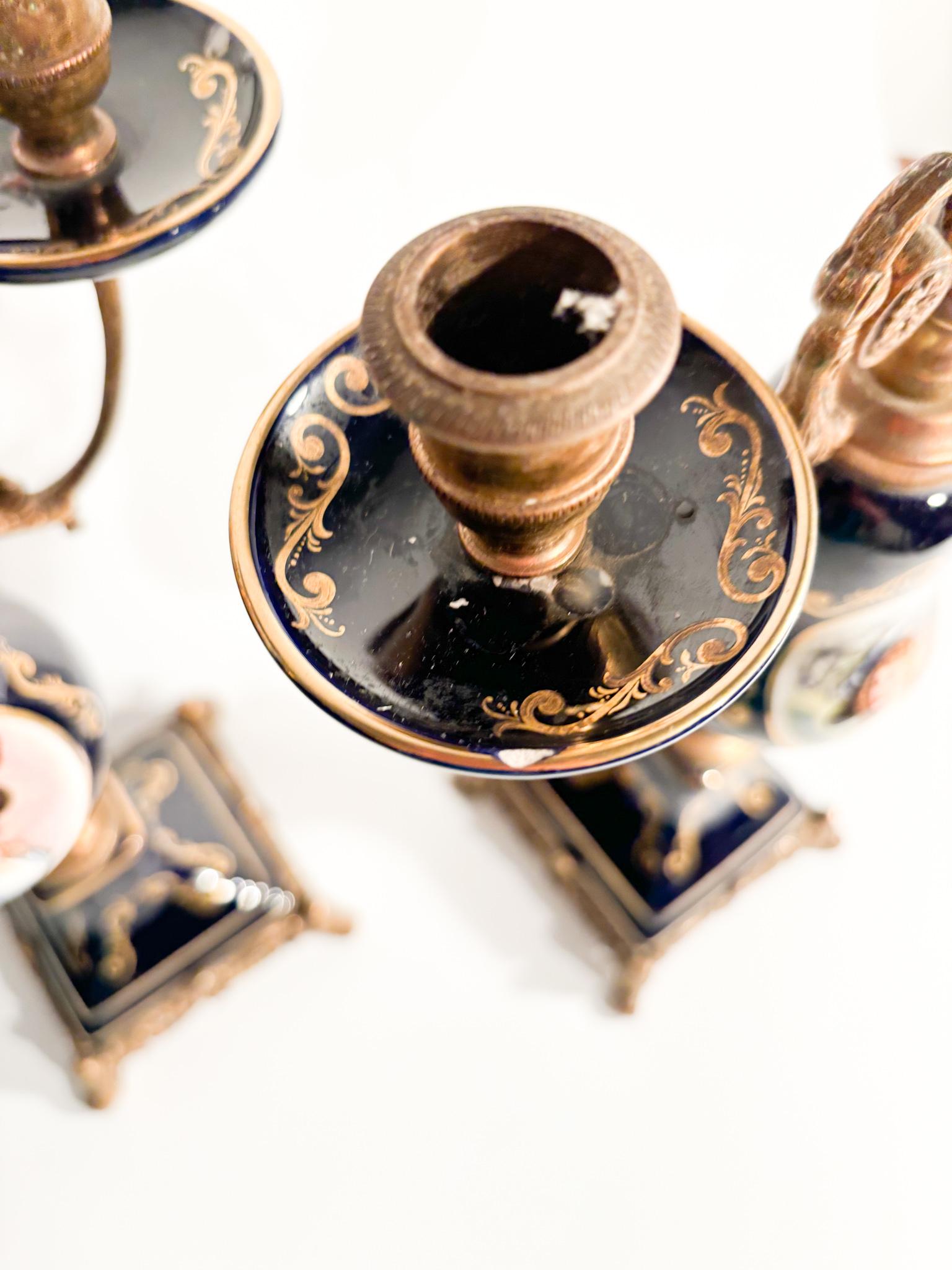 Paire de bougeoirs en porcelaine et bronze Napoléon III en vente 4