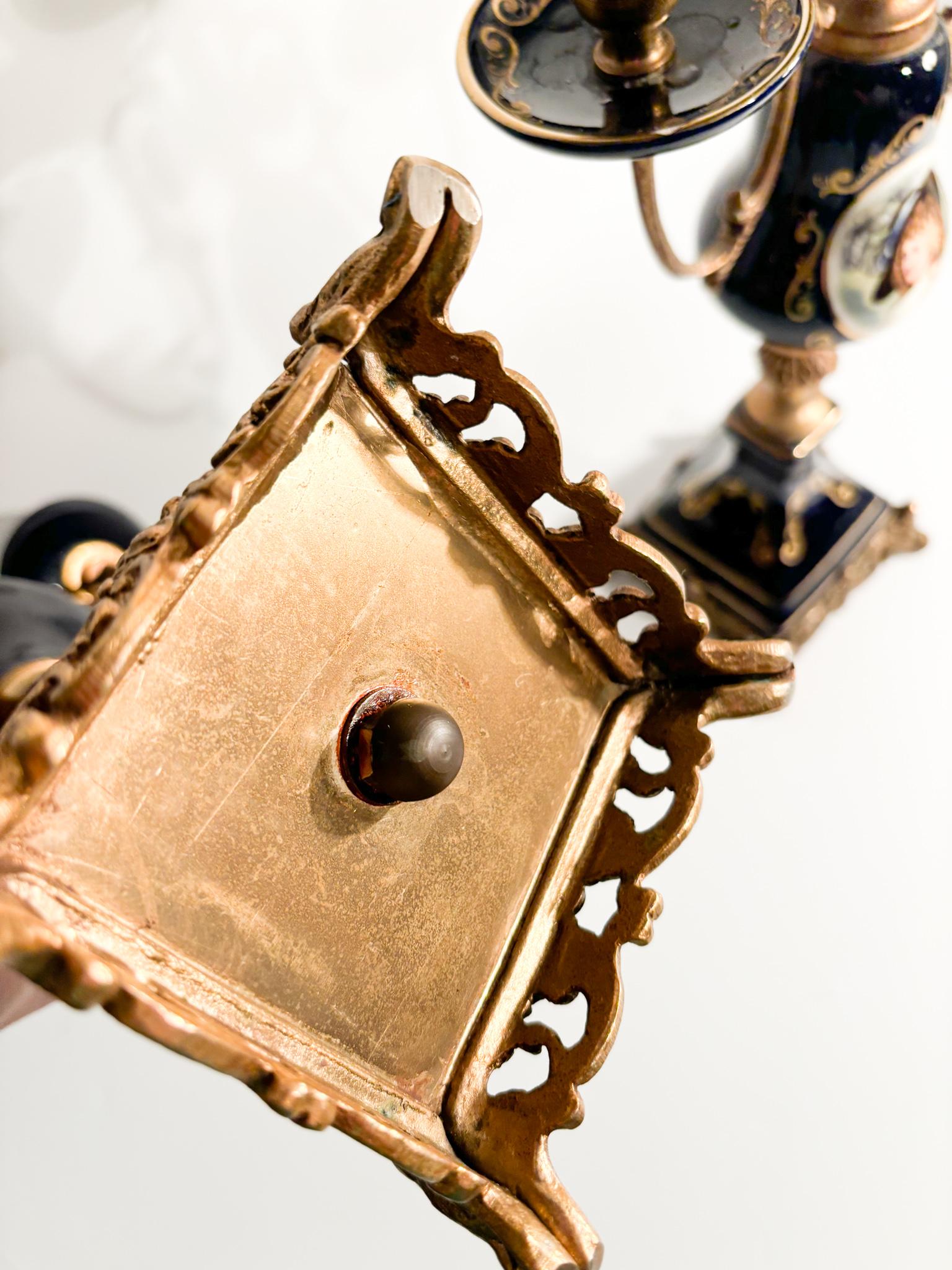 Paire de bougeoirs en porcelaine et bronze Napoléon III en vente 6